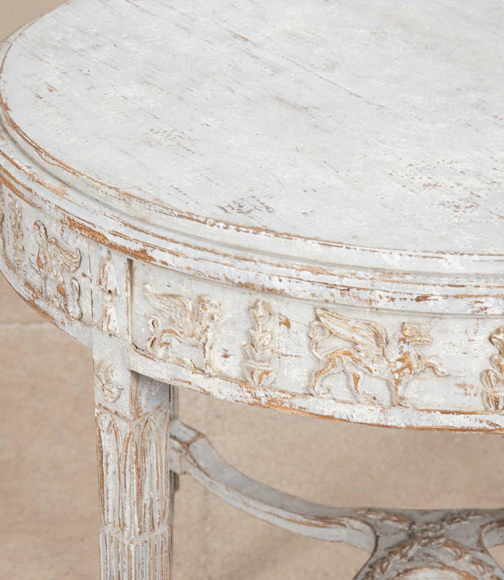 Legno Tavolo svedese del XIX secolo con grifoni intagliati in vendita