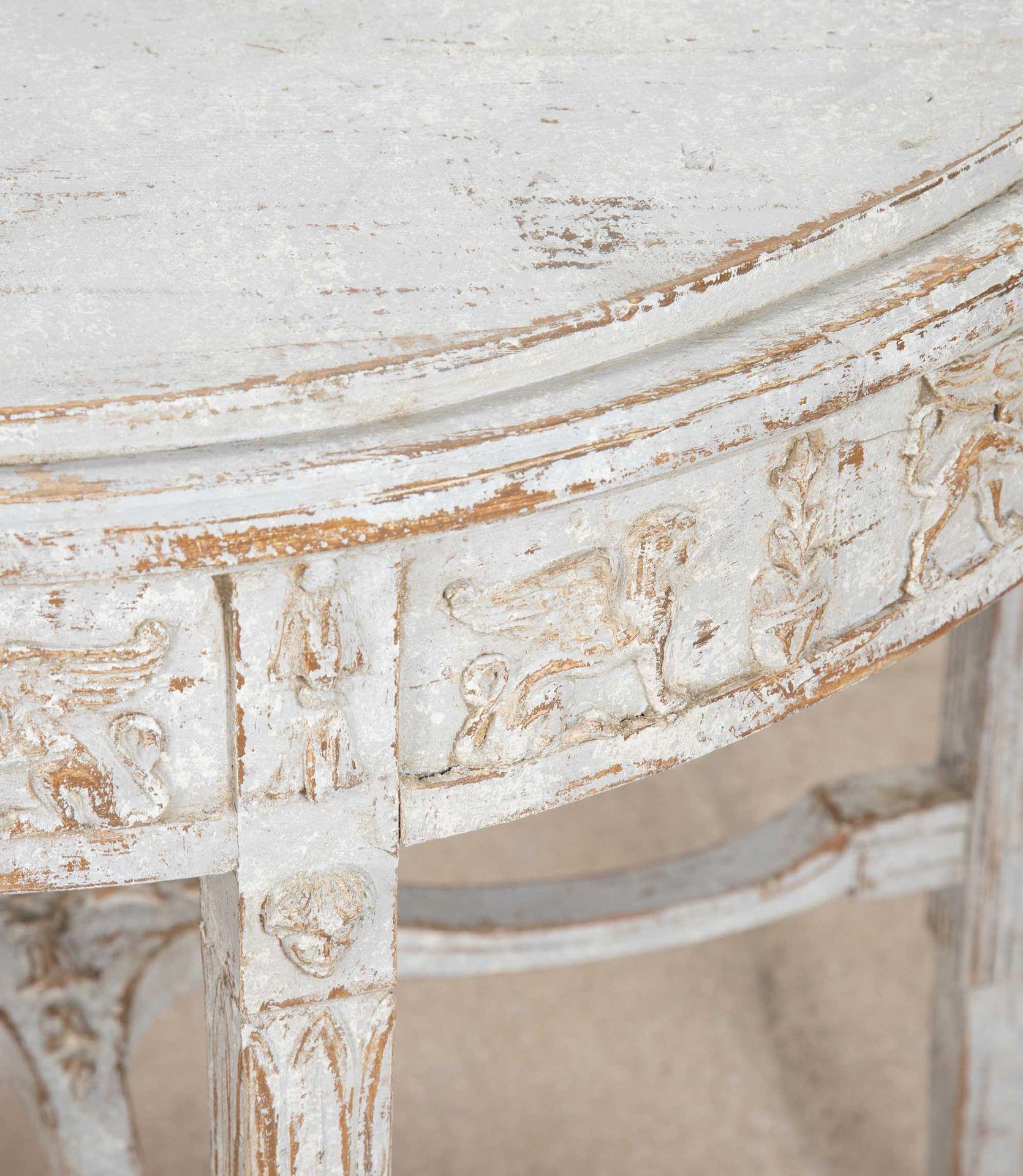 Tavolo svedese del XIX secolo con grifoni intagliati in vendita 1