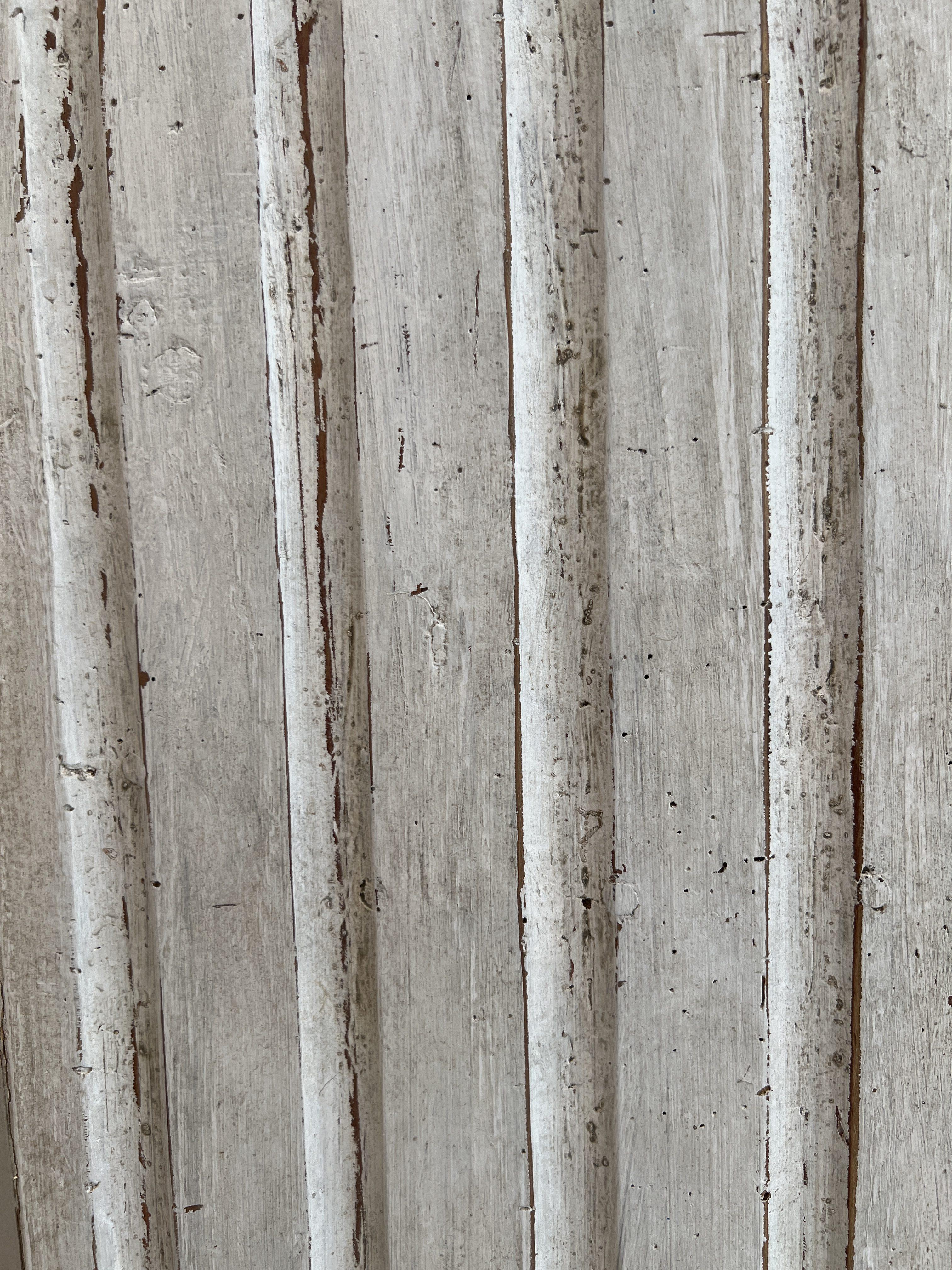 Schwedischer großer antiker Schrank des 19. Jahrhunderts mit geschwungener, geriffelter Front (Holz) im Angebot