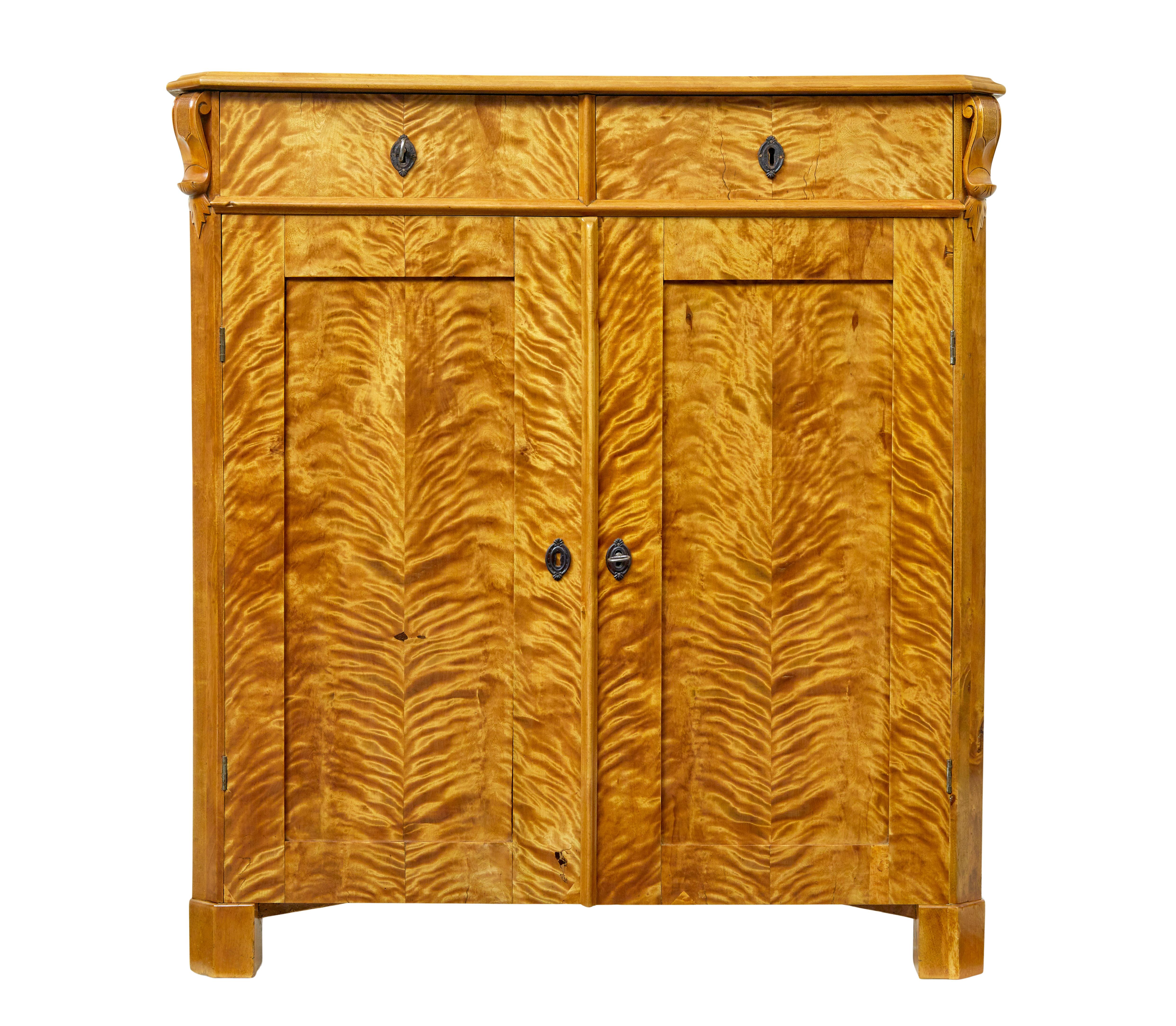 Planche haute en bouleau tigré scandinave vers 1870.

Pièce d'ébénisterie suédoise de grande qualité, illustrant l'utilisation d'une coupe de bouleau pour utiliser le grain de manière décorative.

Dessus rectangulaire avec bord mouluré, coins avant