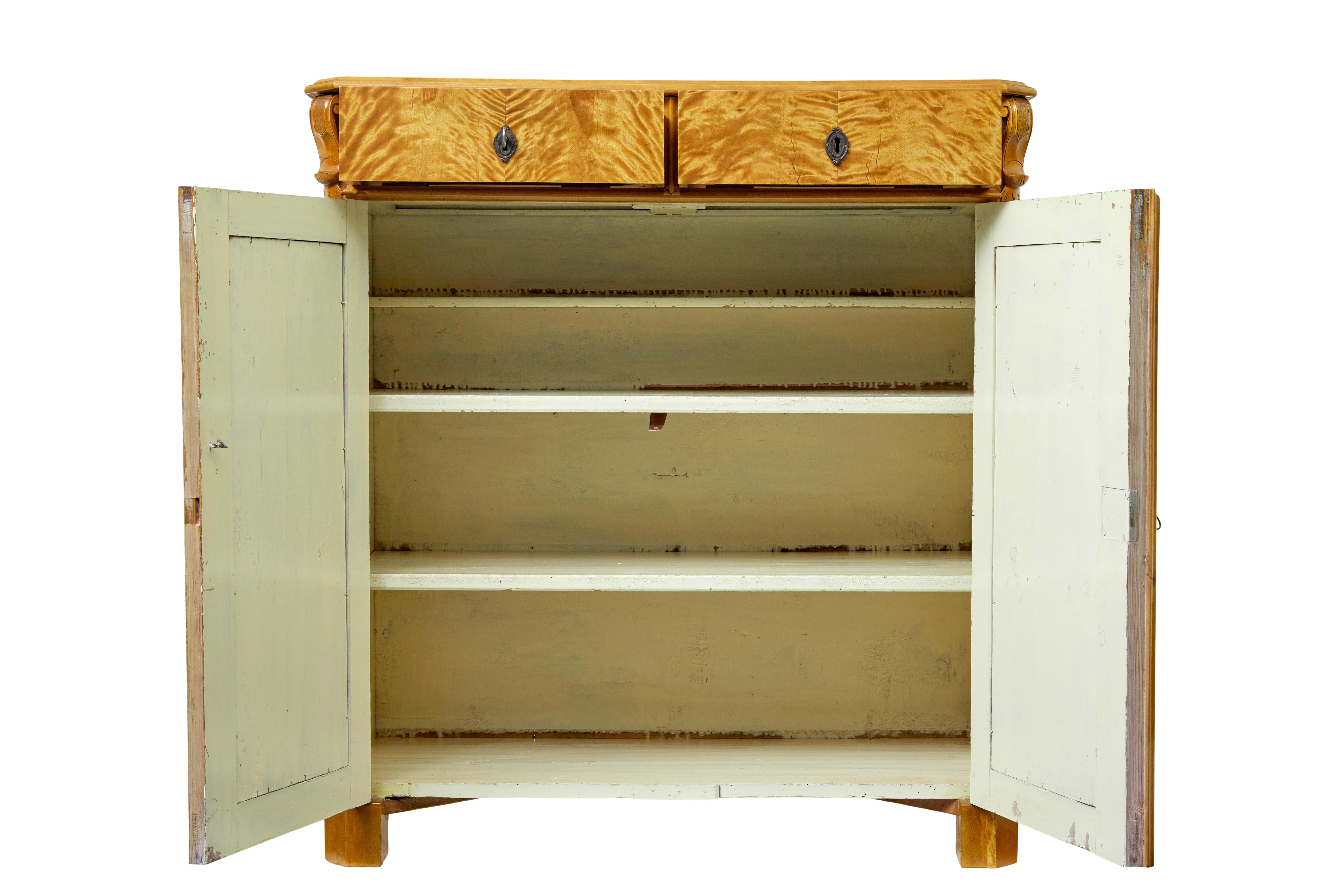 Empire Armoire suédoise en bouleau tigré du 19e siècle en vente