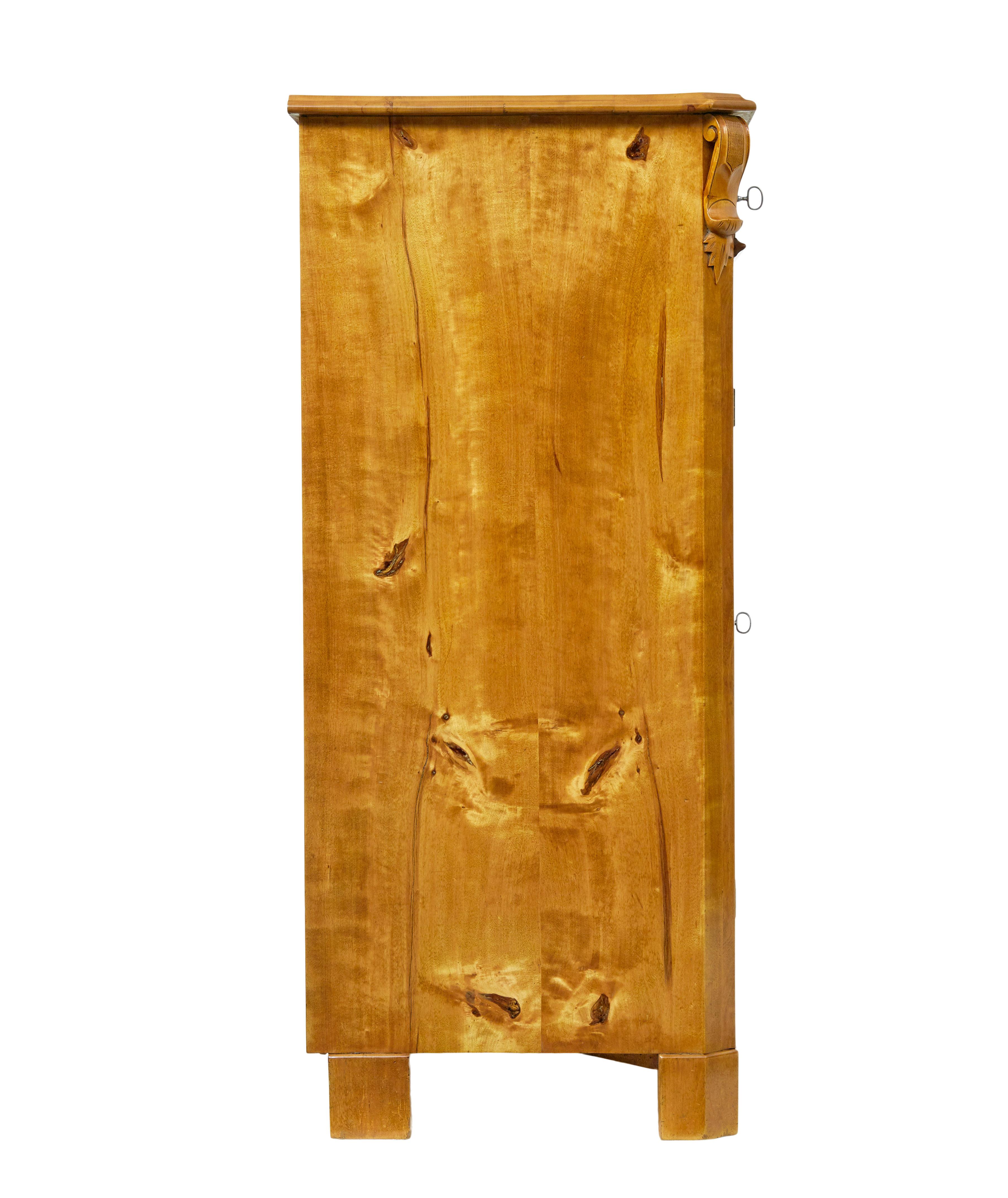 Suédois Armoire suédoise en bouleau tigré du 19e siècle en vente