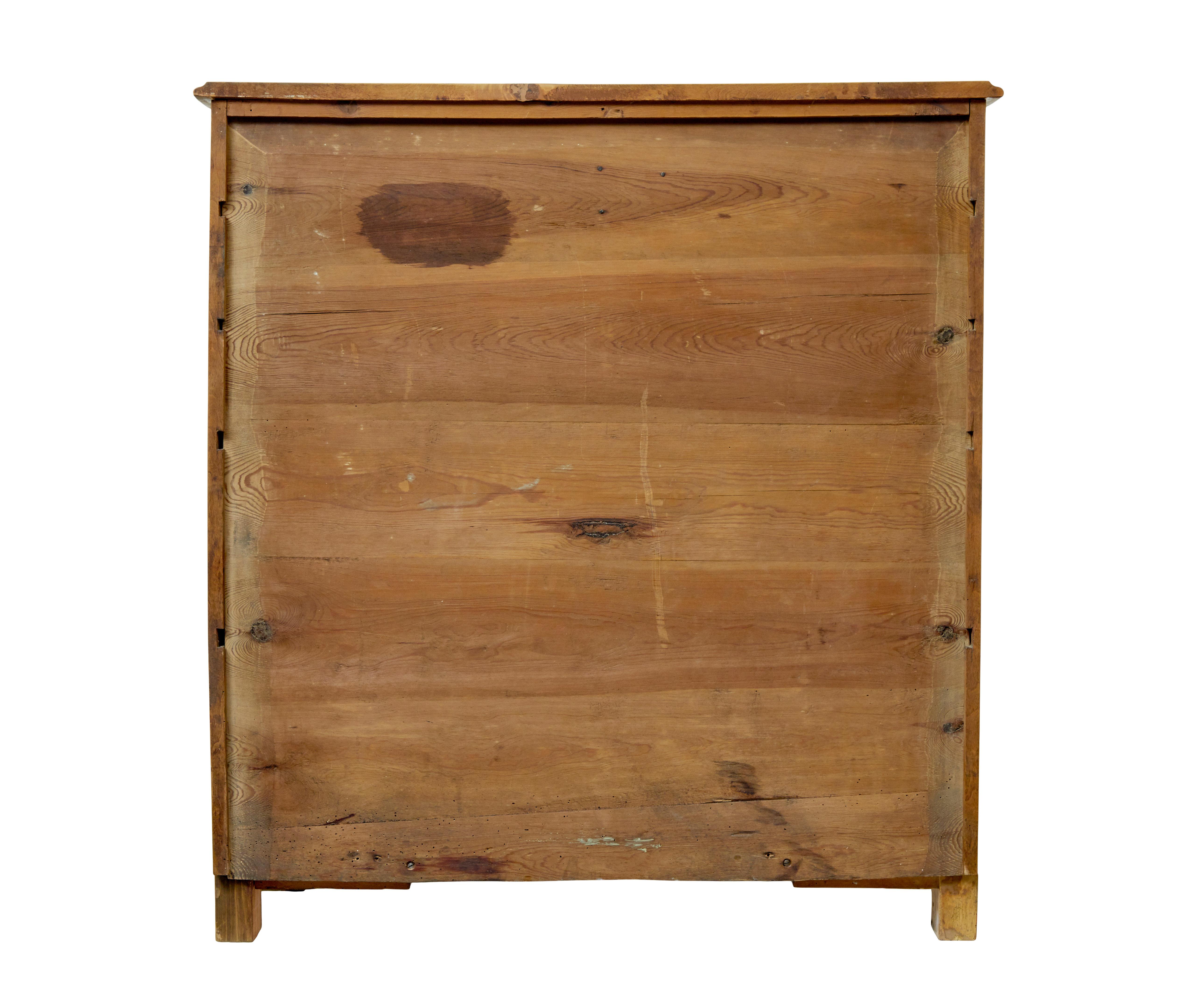 Sculpté à la main Armoire suédoise en bouleau tigré du 19e siècle en vente