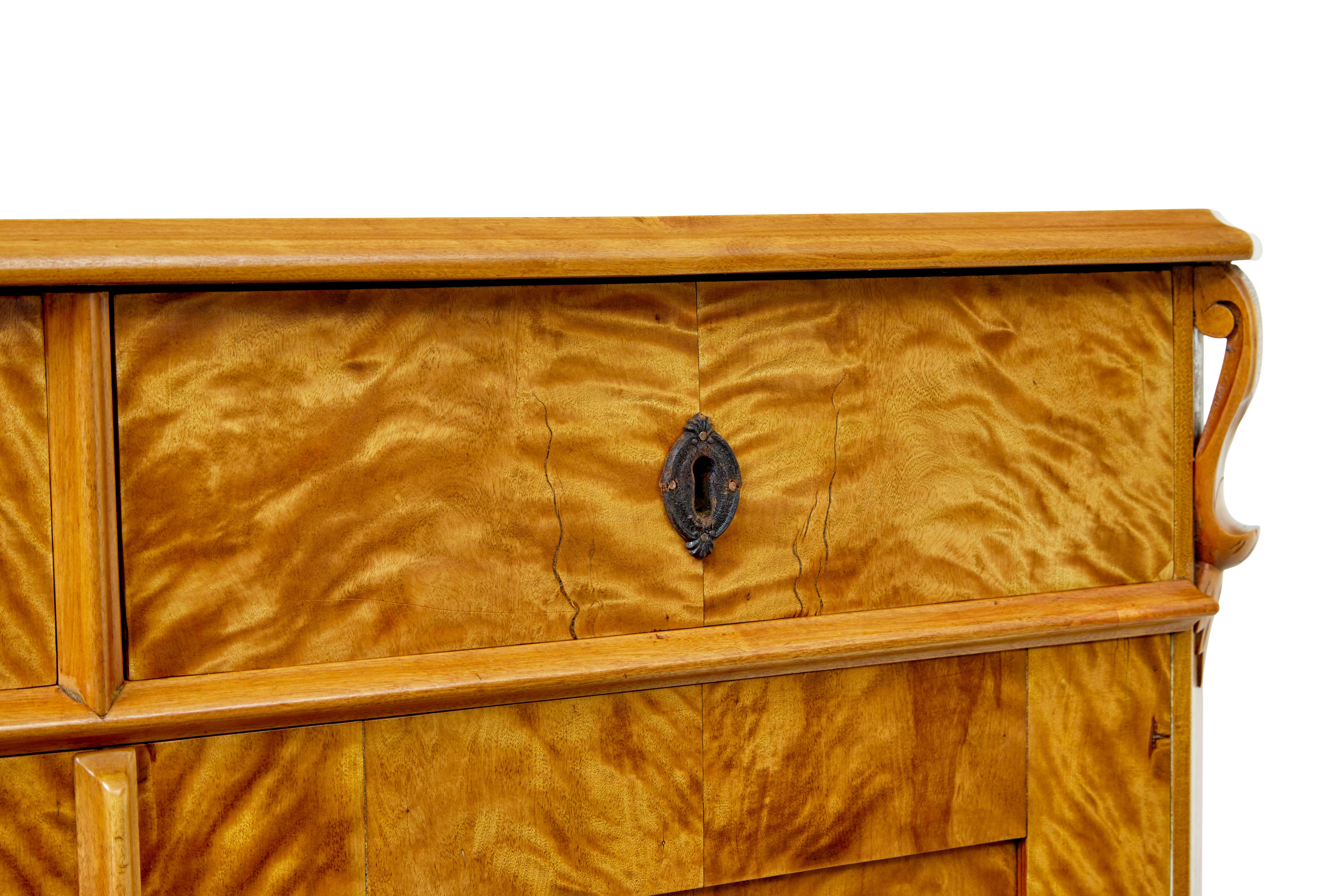 XIXe siècle Armoire suédoise en bouleau tigré du 19e siècle en vente