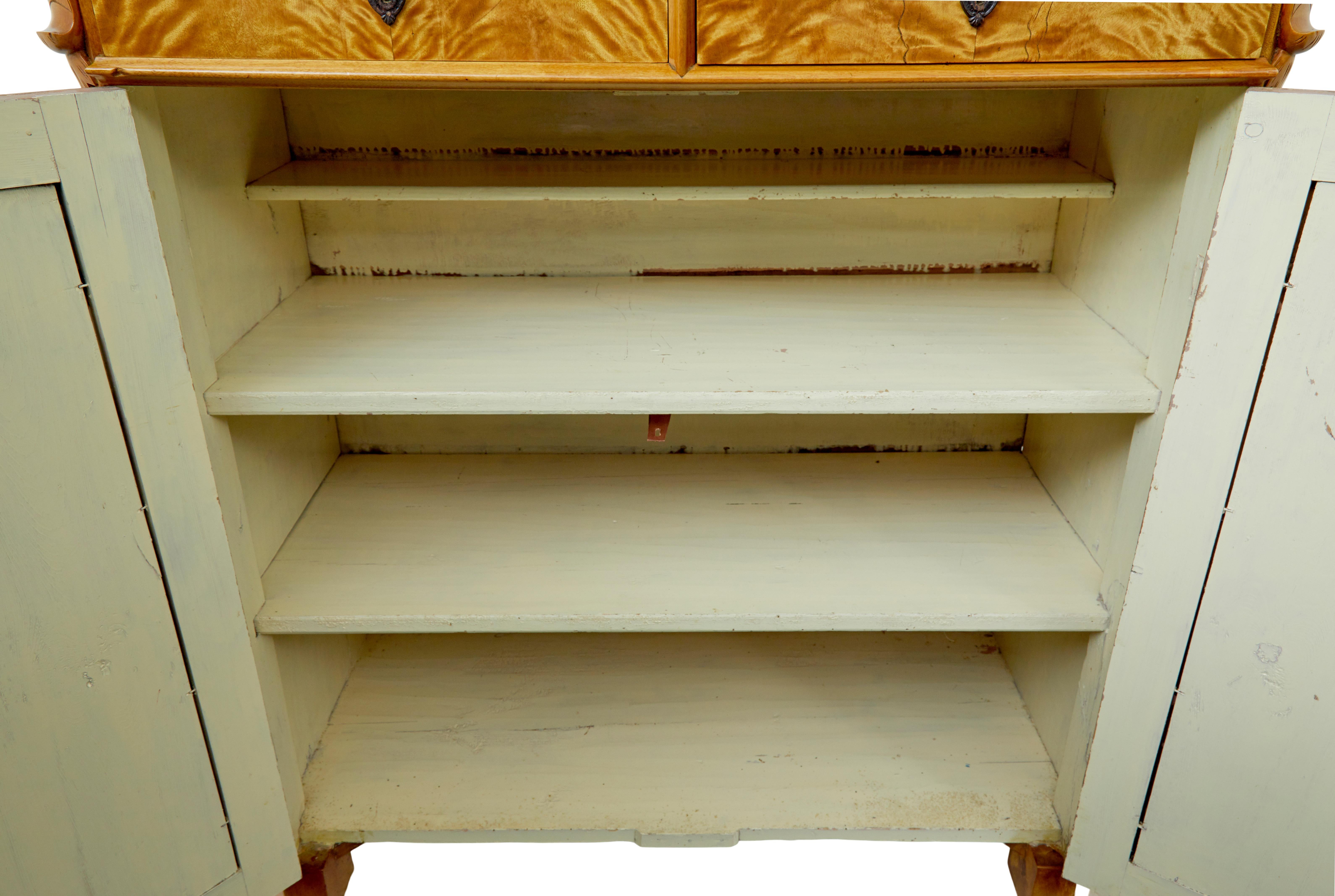 Bouleau Armoire suédoise en bouleau tigré du 19e siècle en vente