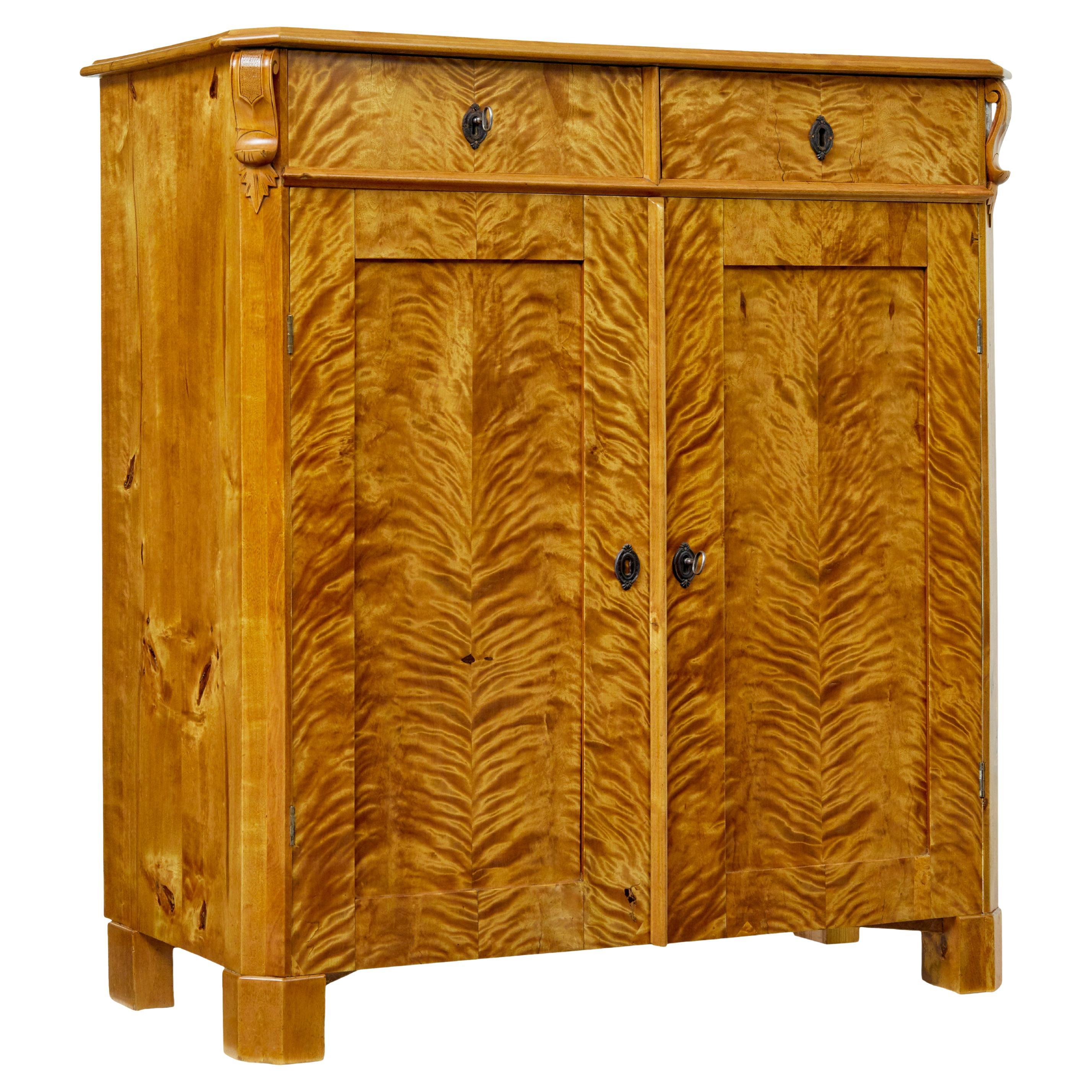 Armoire suédoise en bouleau tigré du 19e siècle en vente
