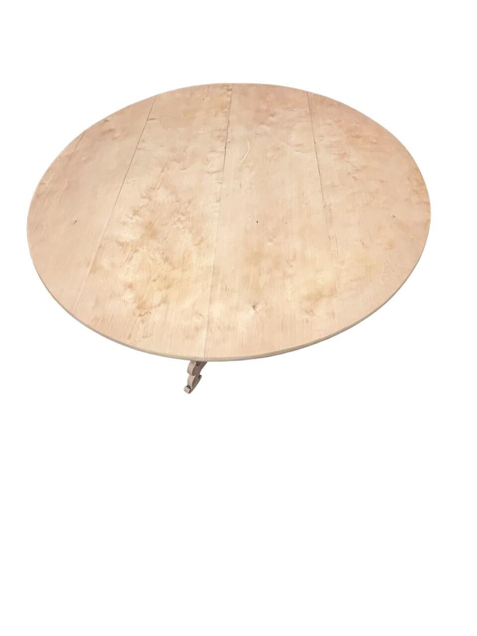 Cette exquise table d'appoint suédoise à plateau basculant du XIXe siècle respire l'élégance intemporelle. Fabriqué avec précision, son design complexe reflète la grâce de l'artisanat scandinave. Scellé dans une finition naturelle lustrée, il