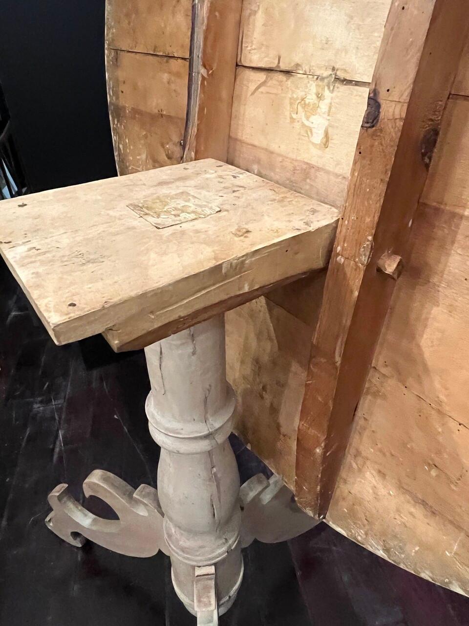Sculpté à la main Table d'appoint suédoise du 19ème siècle à plateau basculant en vente