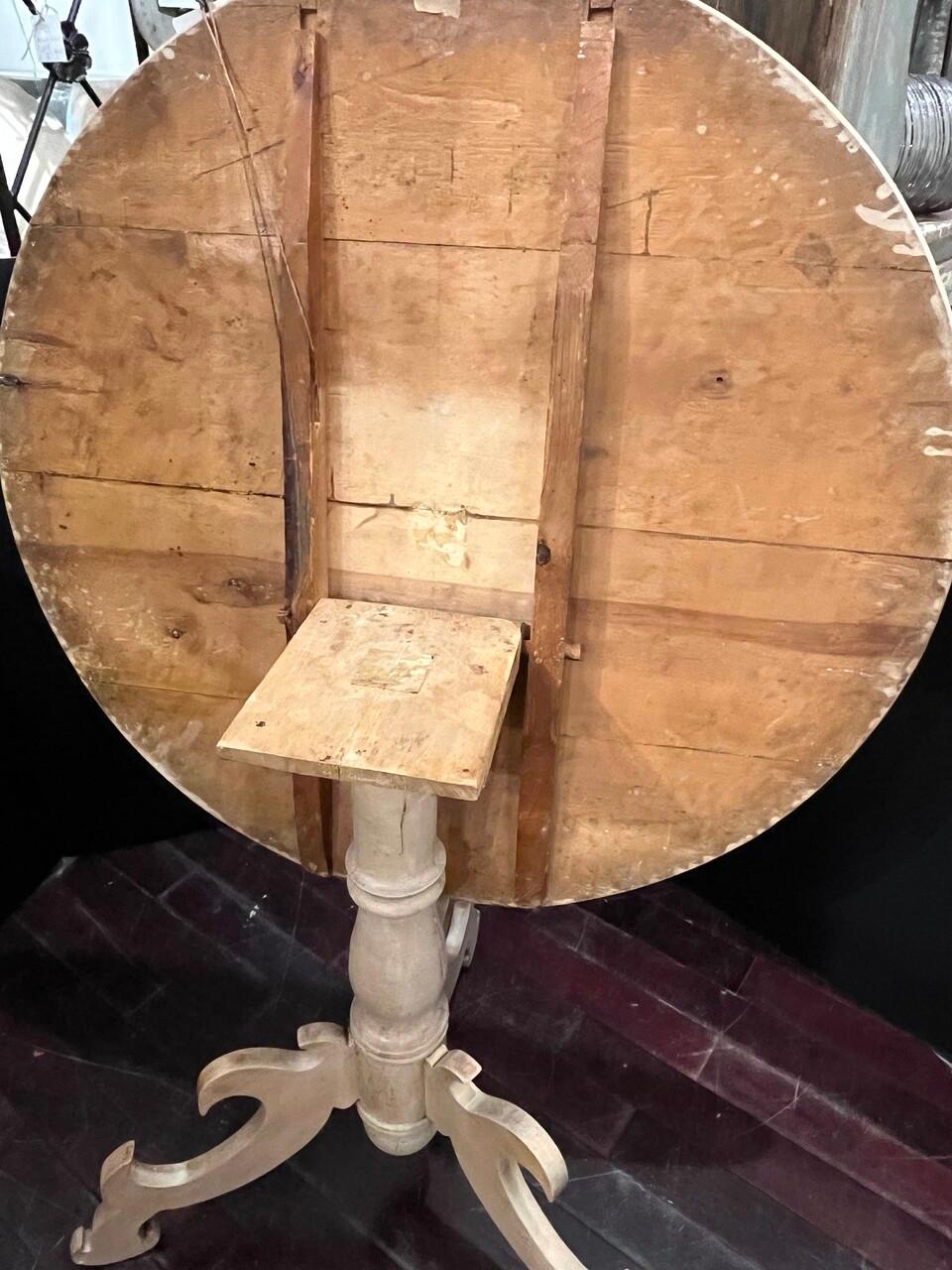 Table d'appoint suédoise du 19ème siècle à plateau basculant Bon état - En vente à Houston, TX