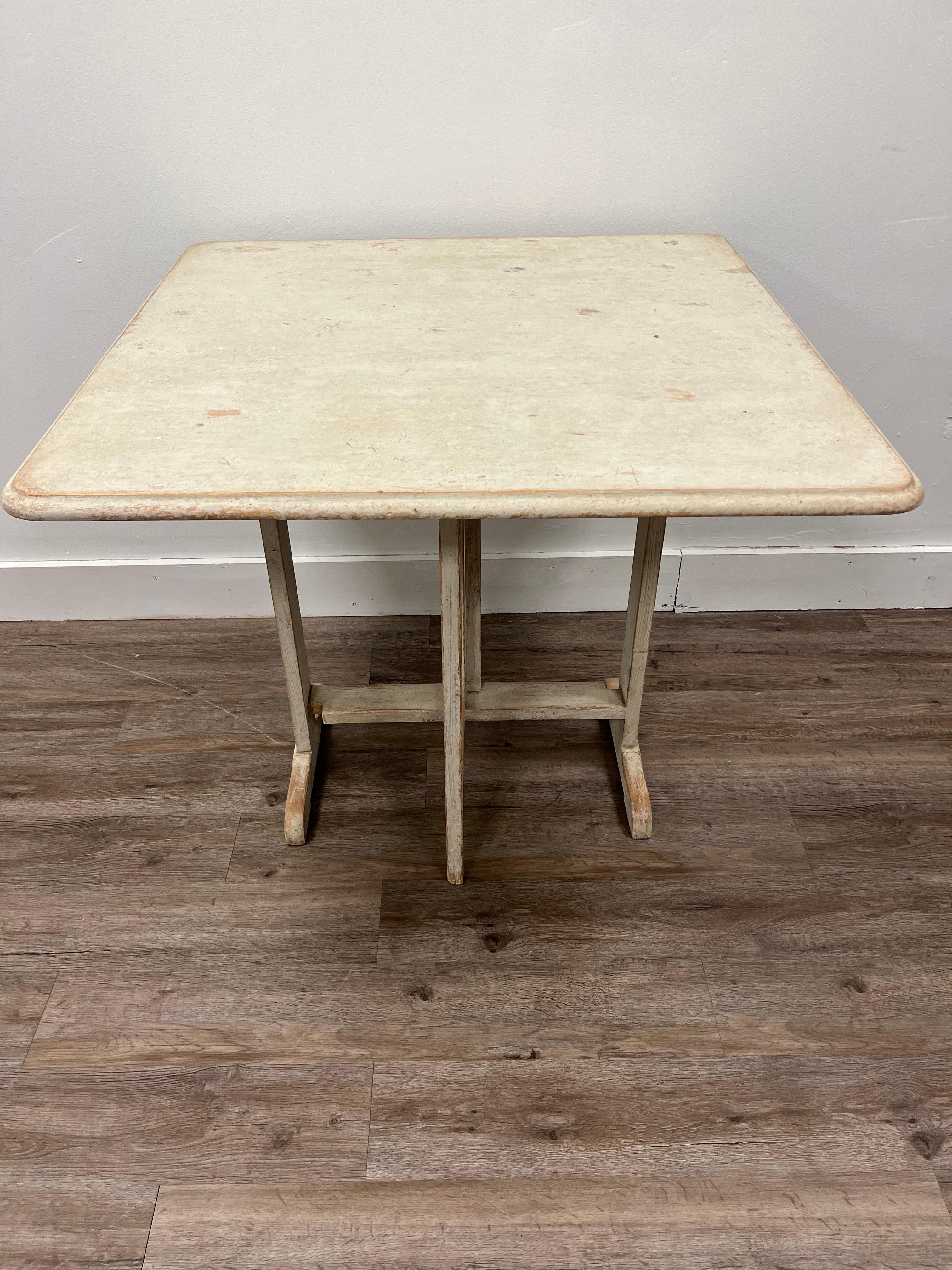 19th Century Swedish Tilt Top Gate Leg Table In Good Condition For Sale In Huntington, NY