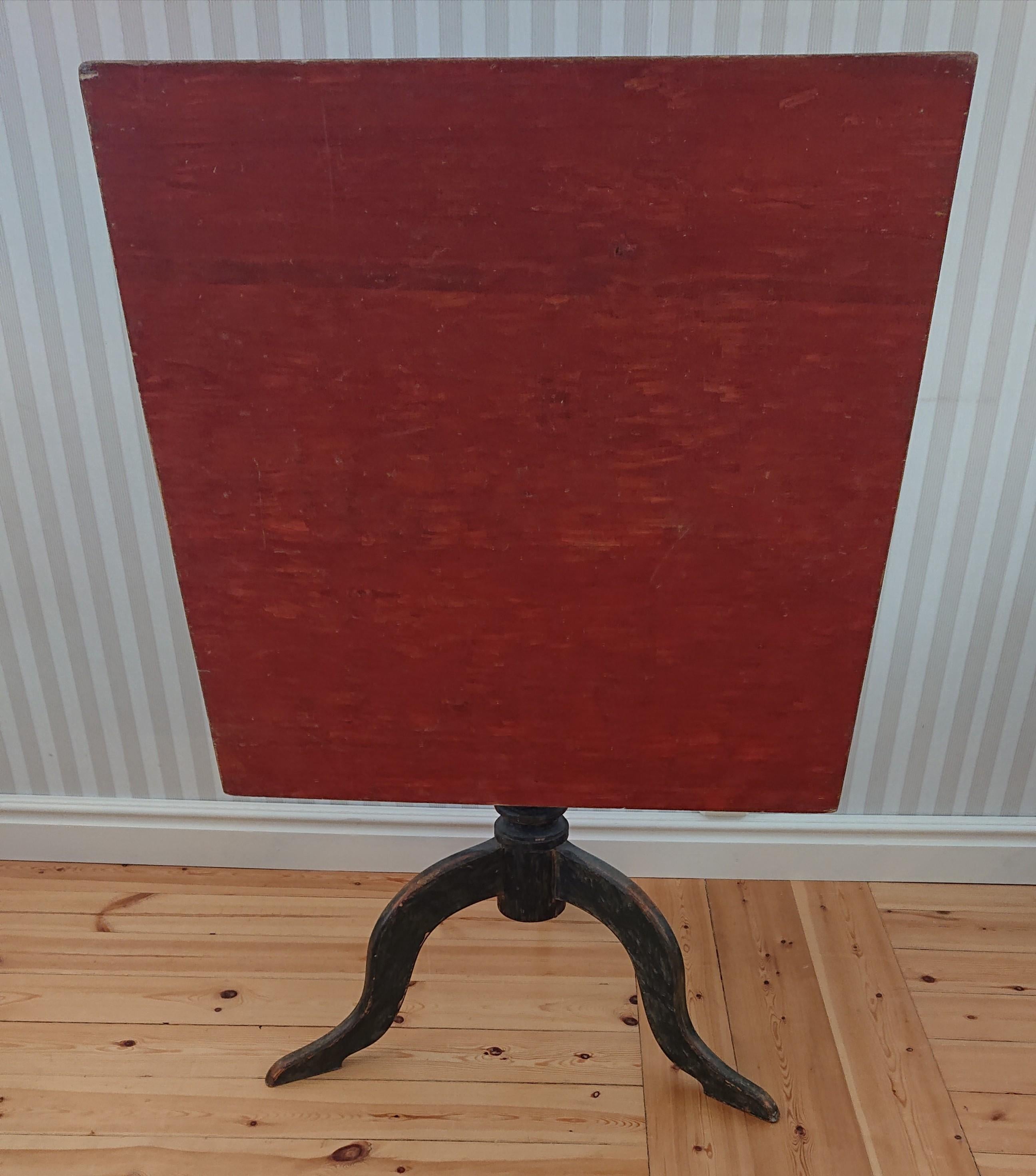 19th Century Swedish Tilt Top Table / Pedestal Table with Original Paint In Good Condition For Sale In Boden, SE