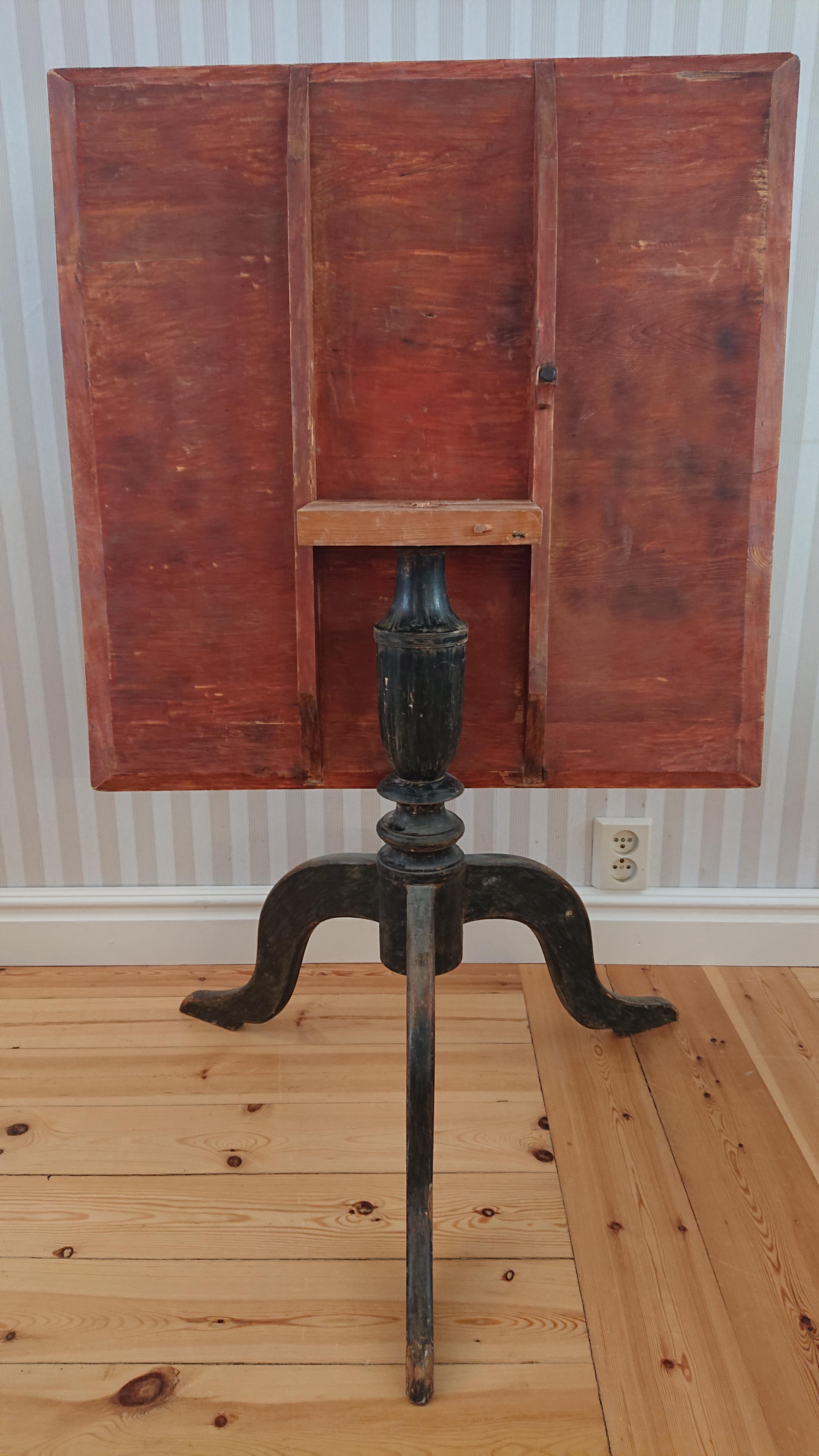 19th Century Swedish Tilt Top Table / Pedestal Table with Original Paint For Sale 1
