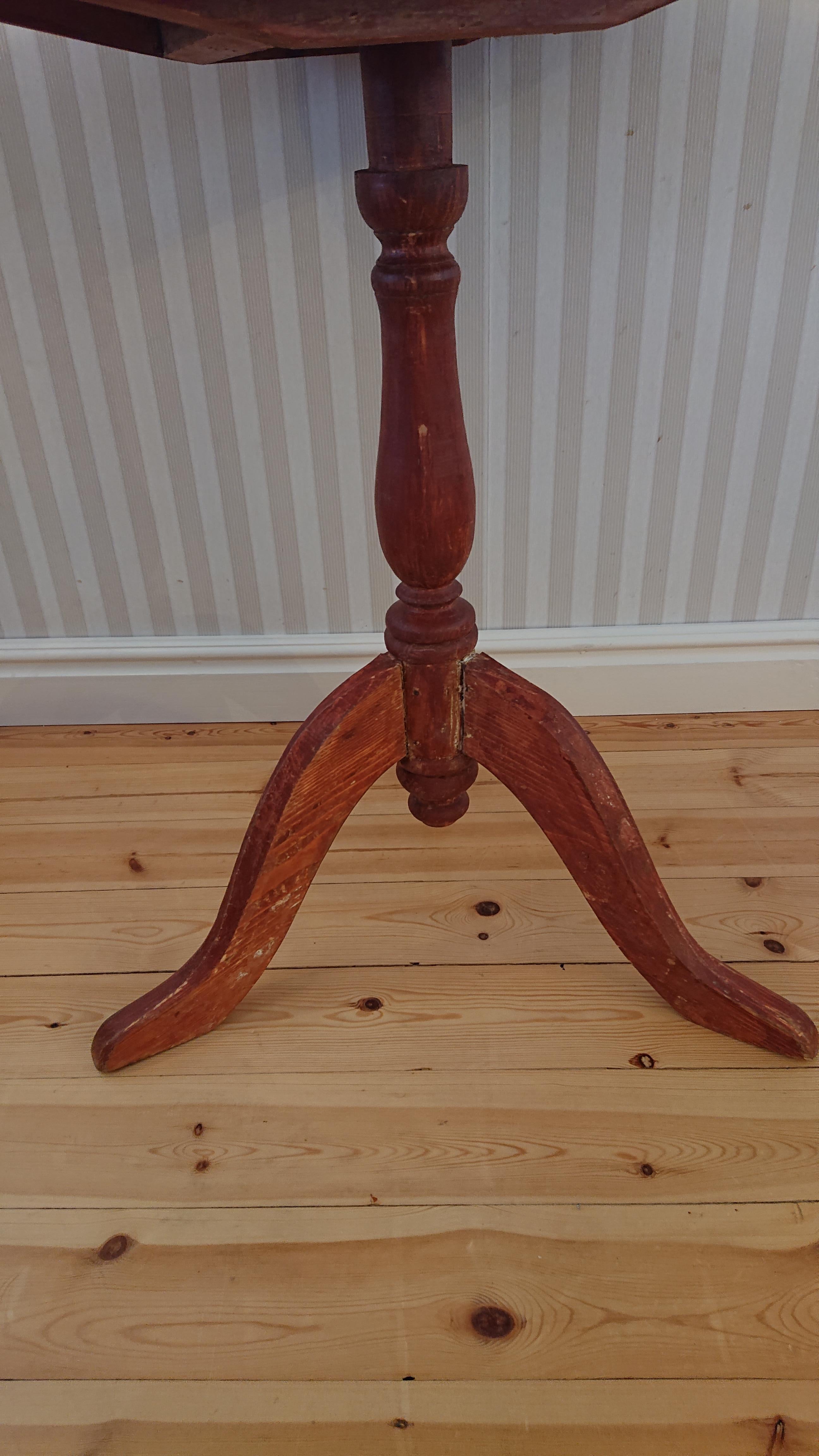 19th Century Swedish Tilt Top Table / Pillar Table with Original Paint In Good Condition For Sale In Boden, SE