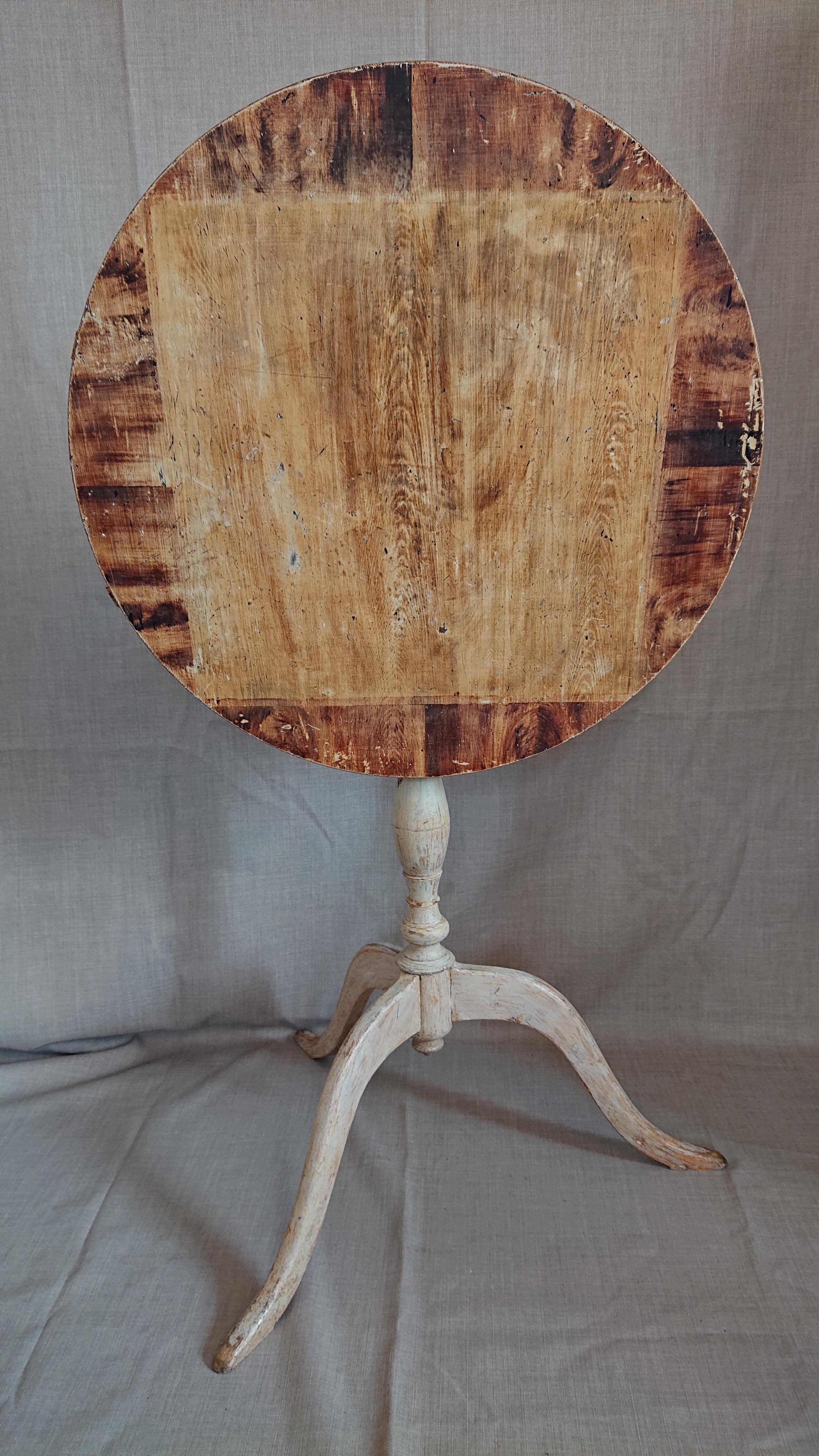 table basculante suédoise du 19ème siècle provenant de Degerbyn Skelleftea Vasterbotten ,Nord de la Suède.
Une table basculante d'une beauté fantastique avec de belles proportions et une peinture imitant le bois sur le dessus. Jolie et agréable