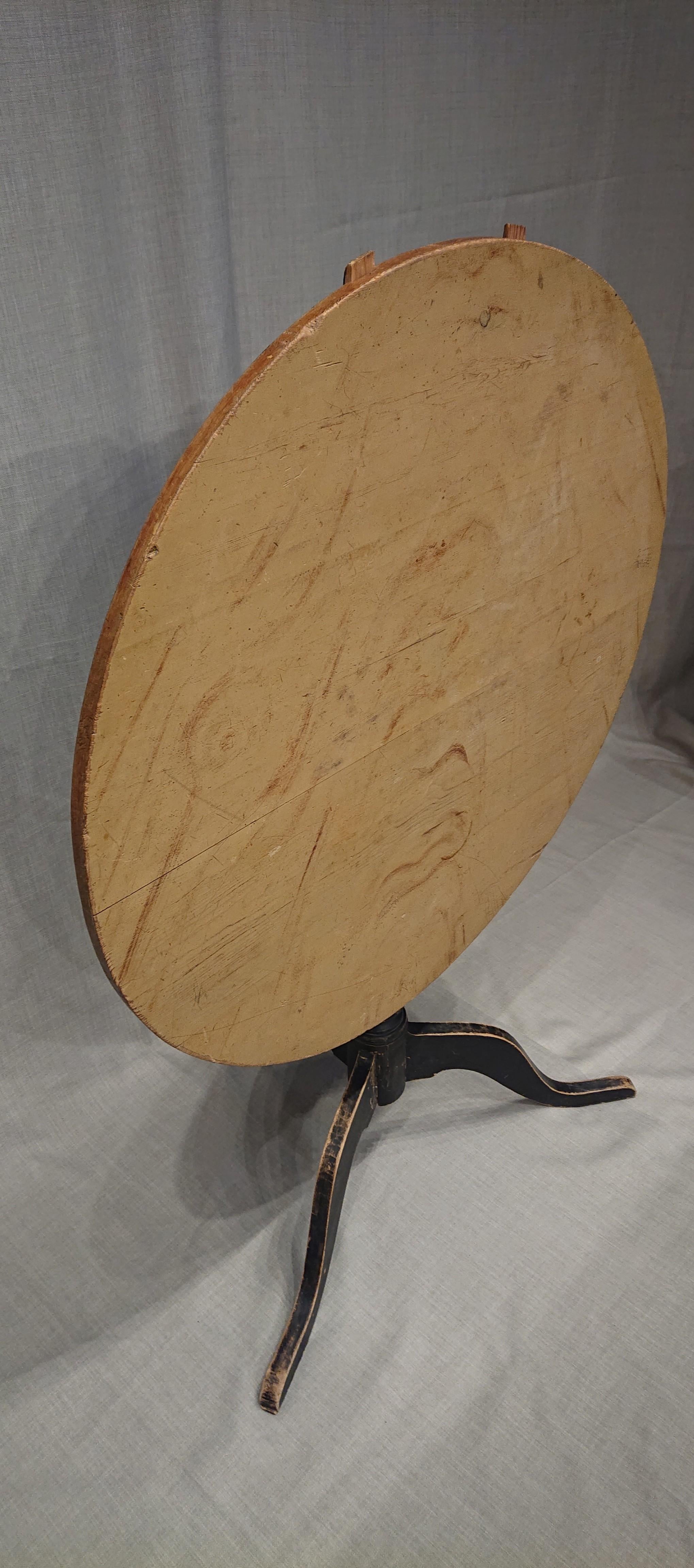 19th Century Swedish Tilt Top Table with Original Paint Swedish Antiques In Good Condition For Sale In Boden, SE