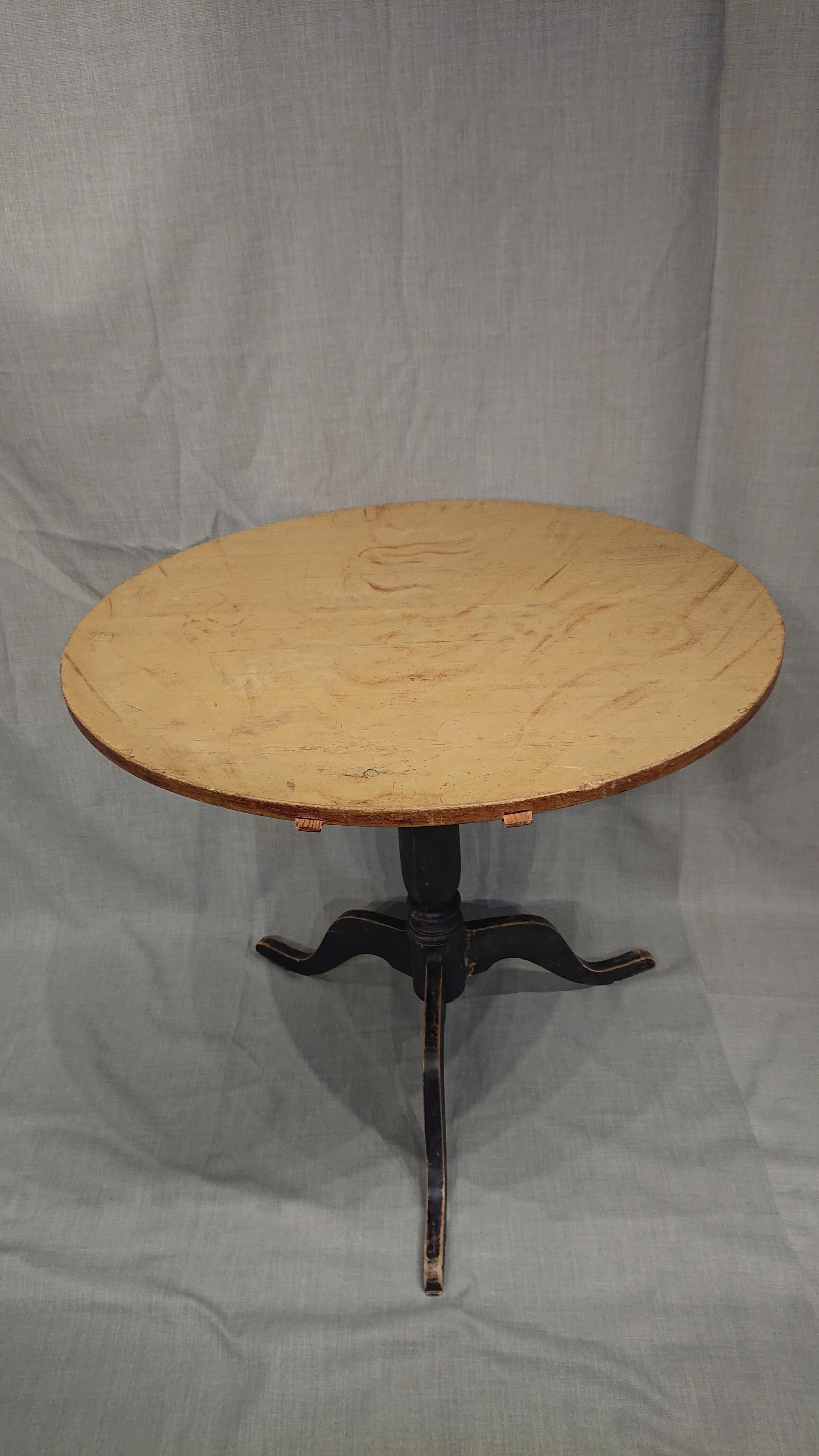 19th Century Swedish Tilt Top Table with Original Paint Swedish Antiques For Sale 3