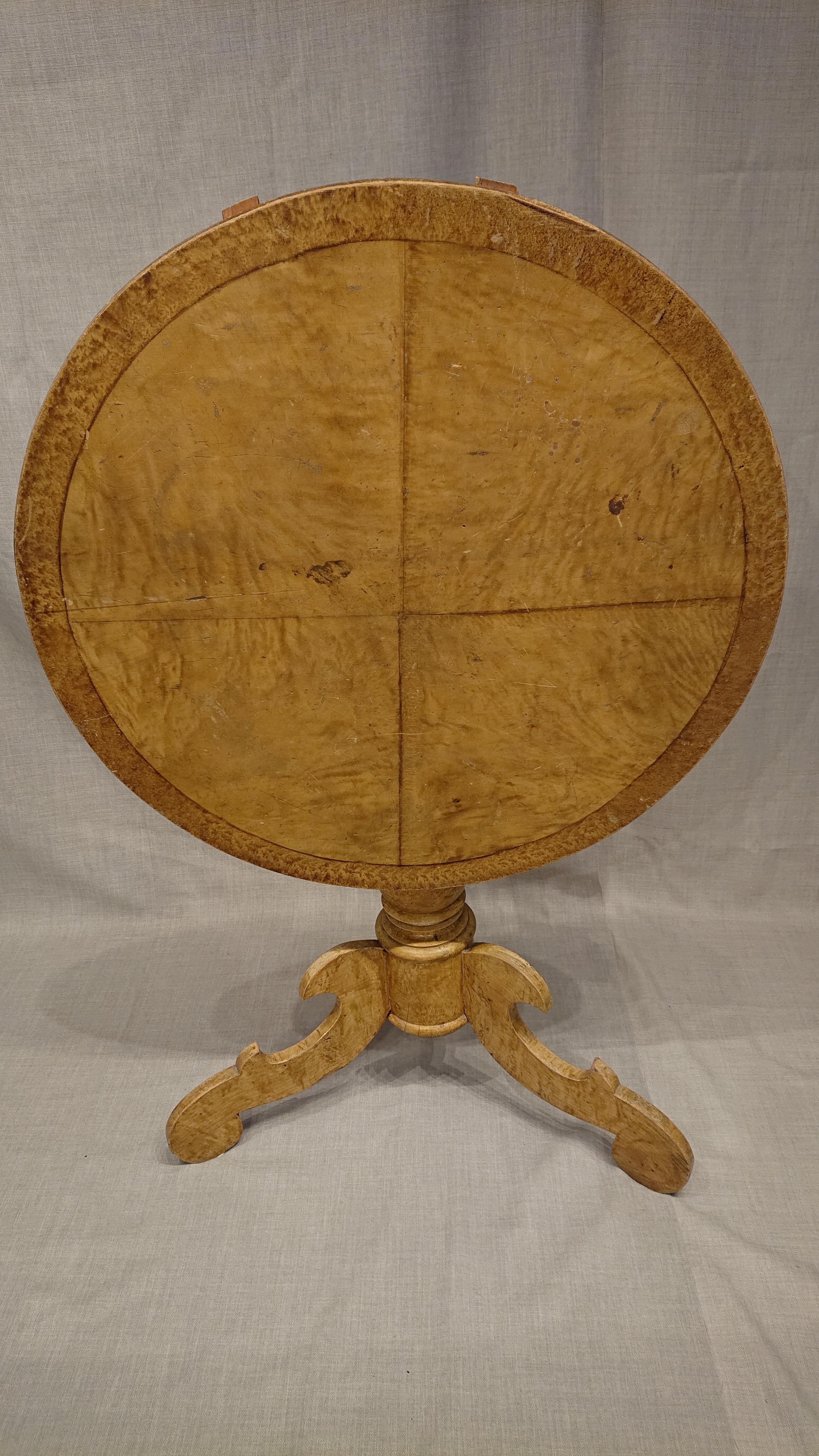 19th century Swedish tilt top table with beautiful untouched original paint from Boden Norrbotten, Northern Sweden.
A fantastically beautiful tilt top table with fine proportions & fine wood imitation painting on the top.
A nice & useful table as