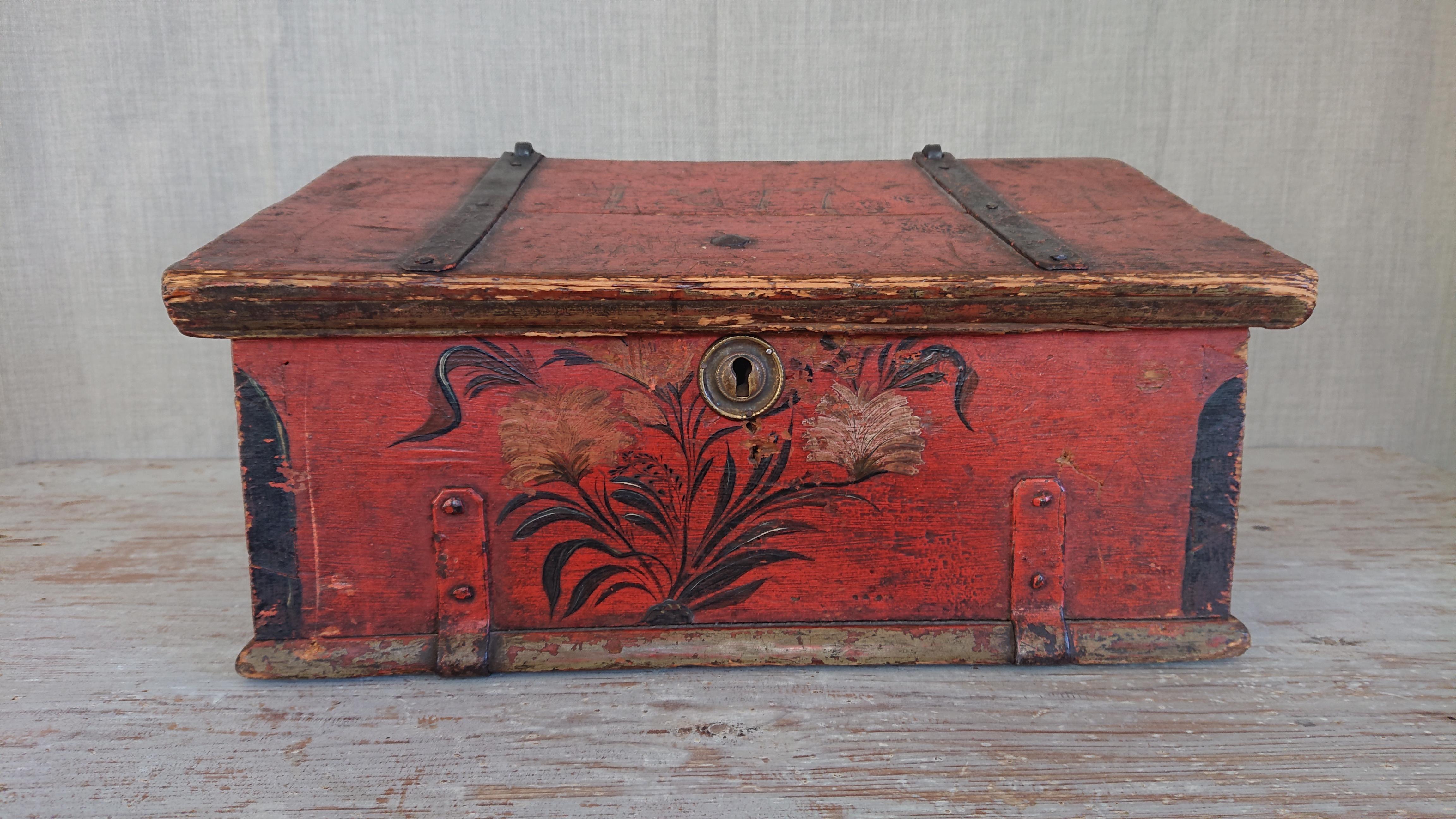 Schreibtisch aus dem 19. Jahrhundert aus Lulea Norrbotten, Nordschweden.
Unberührtes Originalgemälde mit schöner Blumenmalerei und Initialen. Datiert 1817.
Dies ist ein Hochzeitslift.
Kein Schloss oder Schlüssel.