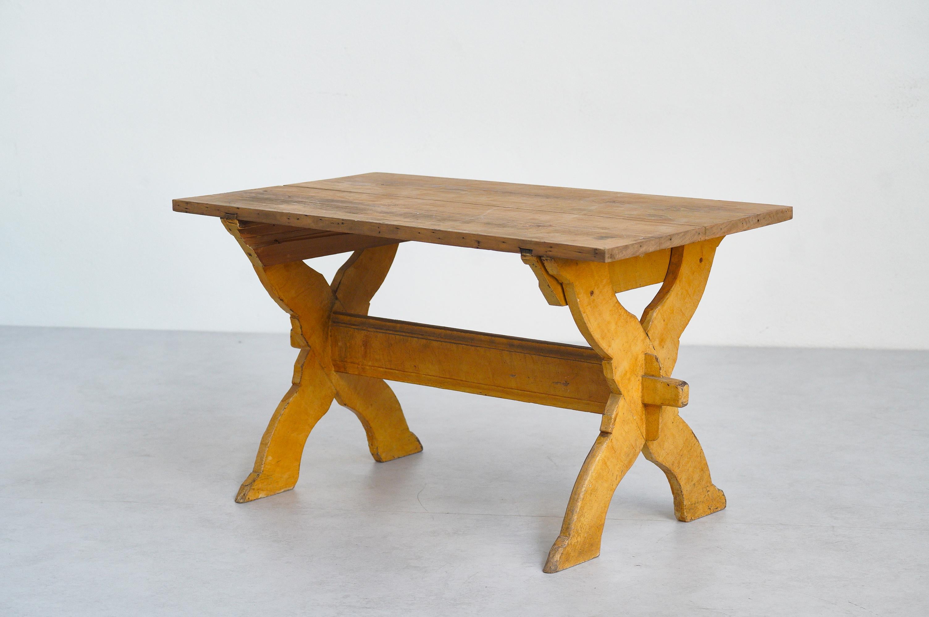 Le plus bel exemple de table folklorique suédoise primitive. Fabriqué en pin en Suède au début du XIXe siècle, on peut l'imaginer à l'origine dans une cabane ou un chalet suédois, ses dimensions soignées se fondant élégamment dans la nature. Les