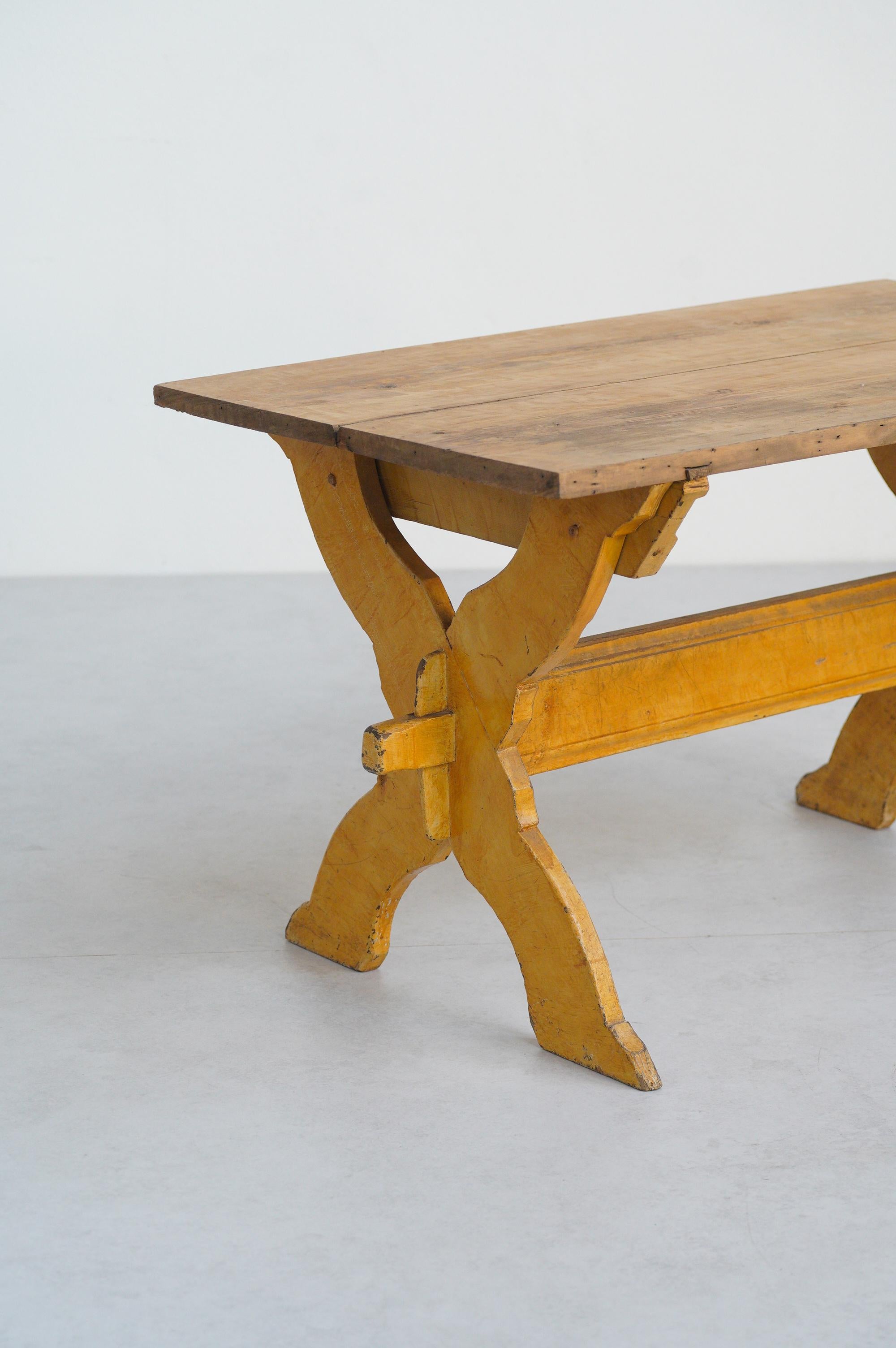 Sculpté à la main Table à tréteaux suédoise du 19e siècle en vente