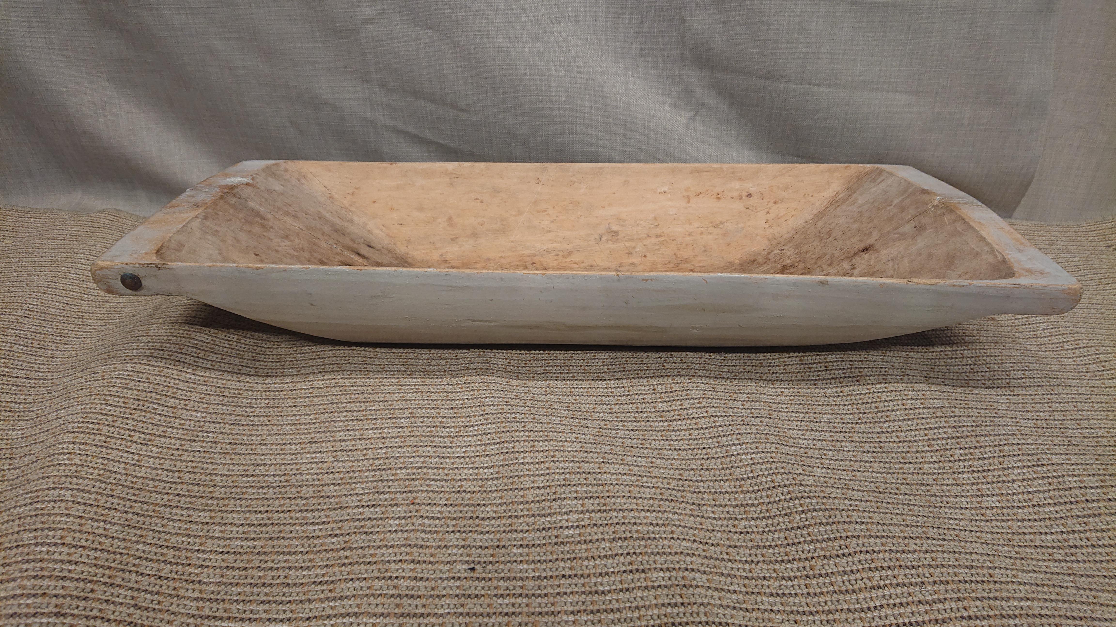 auge suédoise du XIXe siècle provenant de Lulea Norrbotten, dans le nord de la Suède.
Peinture originale intacte
Avec une vieille réparation en fer.
Le temps a patiné la surface pour lui donner un caractère antique irremplaçable.
Ces auges ont