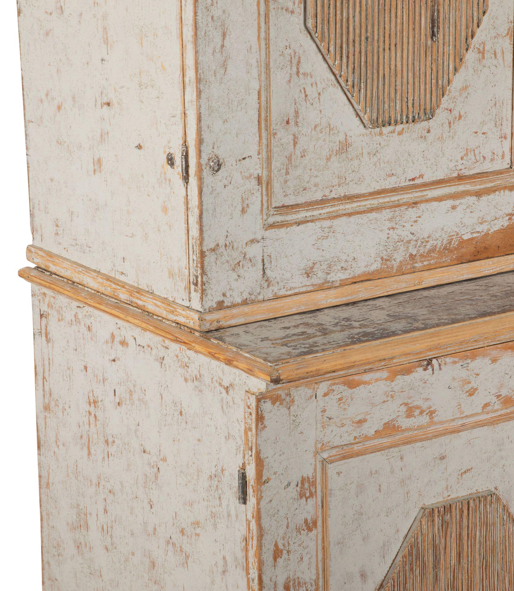 Legno Armadio svedese del XIX secolo in due parti di stile gustaviano in vendita