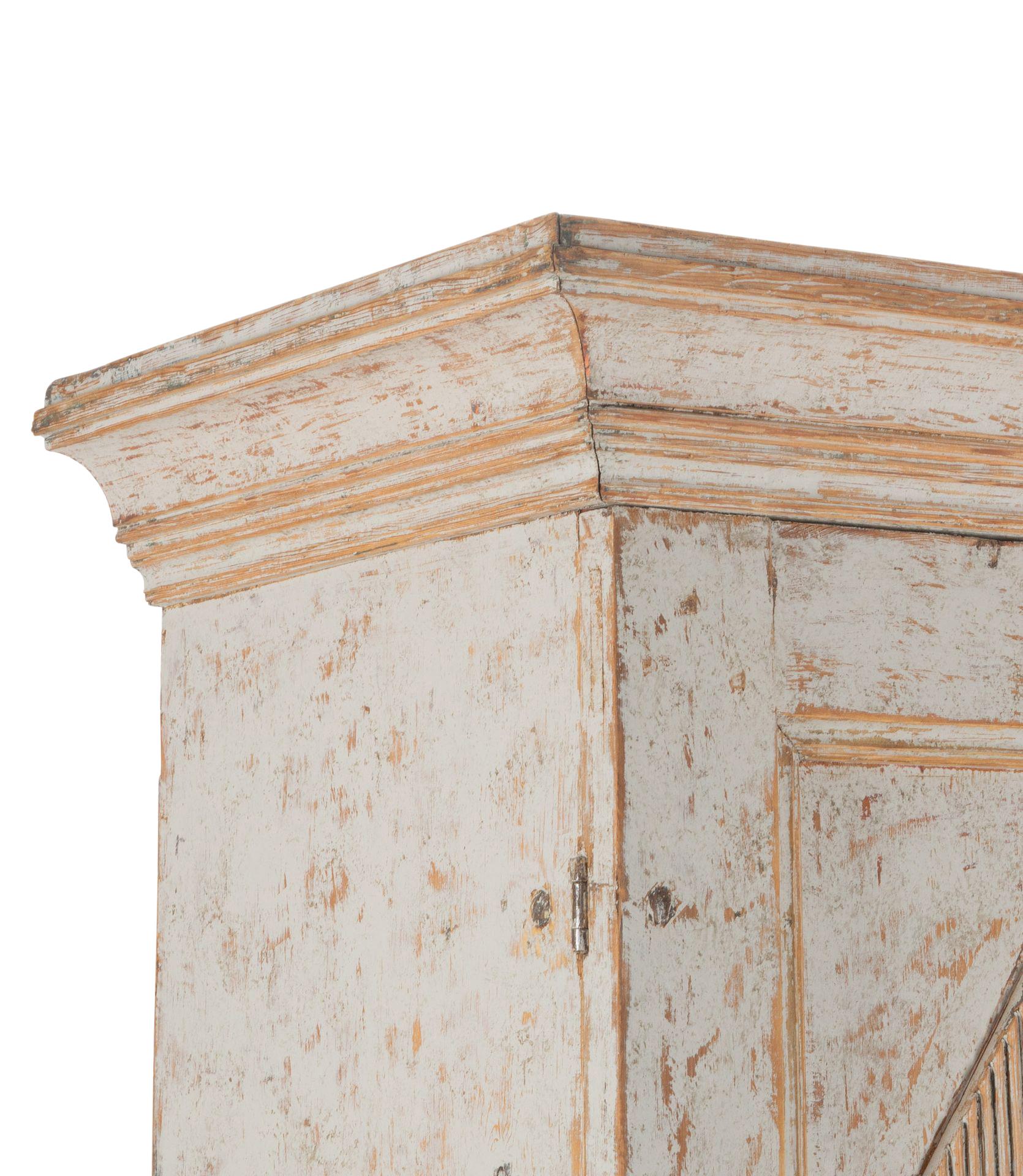 Armadio svedese del XIX secolo in due parti di stile gustaviano in vendita 1