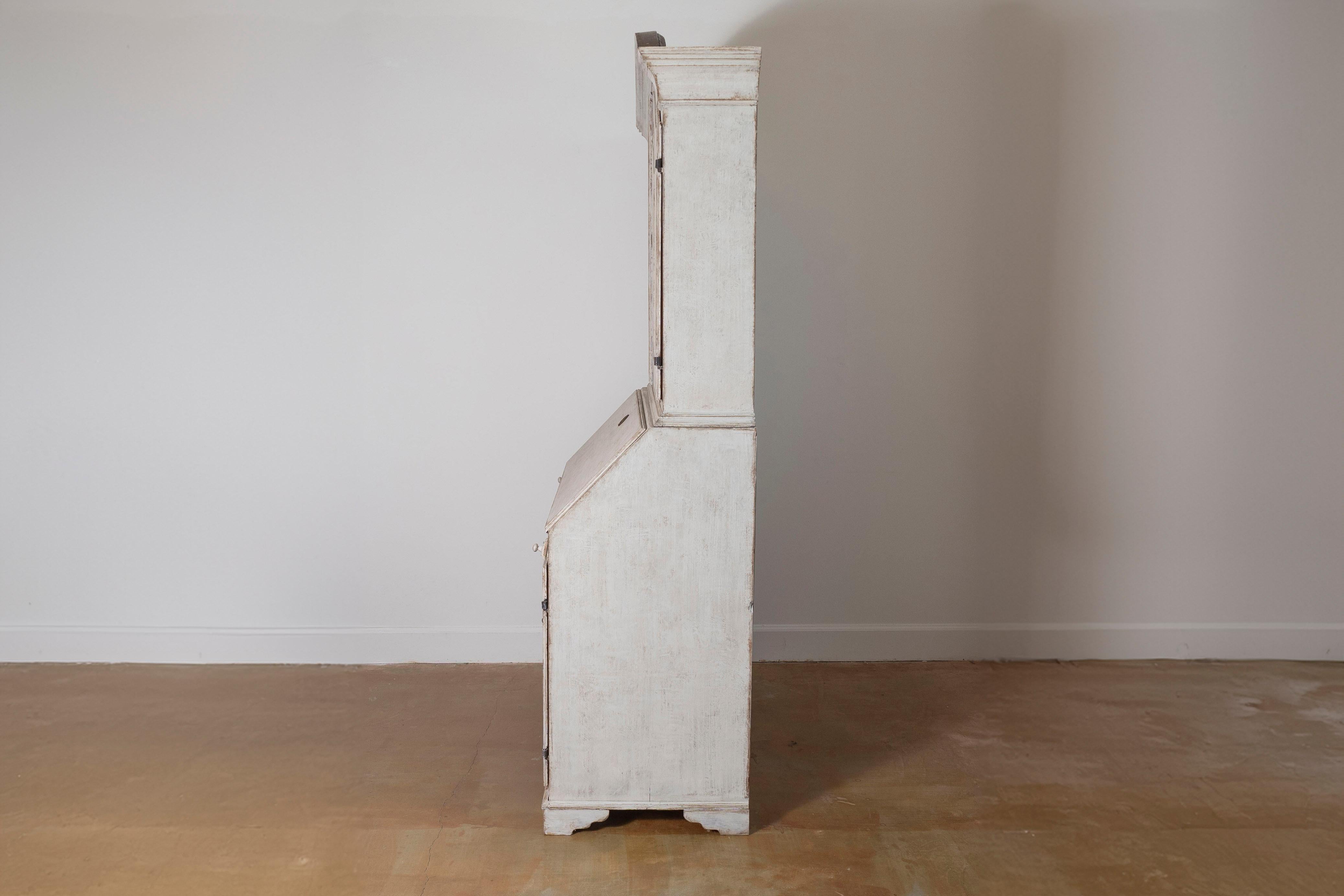 Secretaire sueco en dos partes del siglo XIX Circa 1810 Sueco en venta