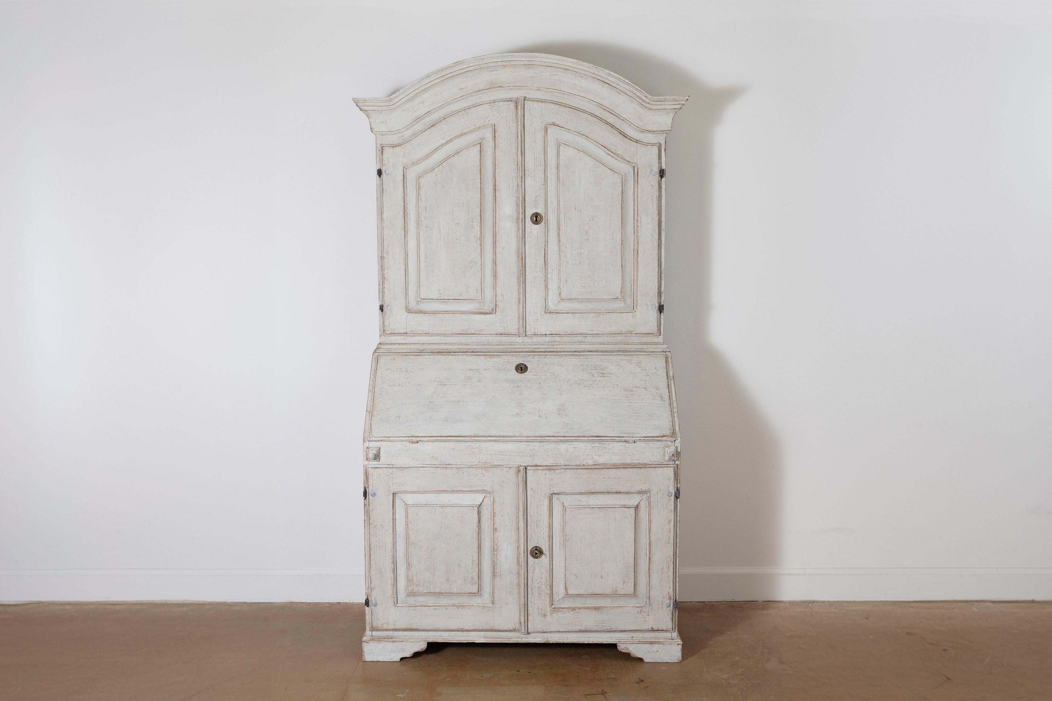 Secretaire sueco en dos partes del siglo XIX Circa 1810 Pino en venta