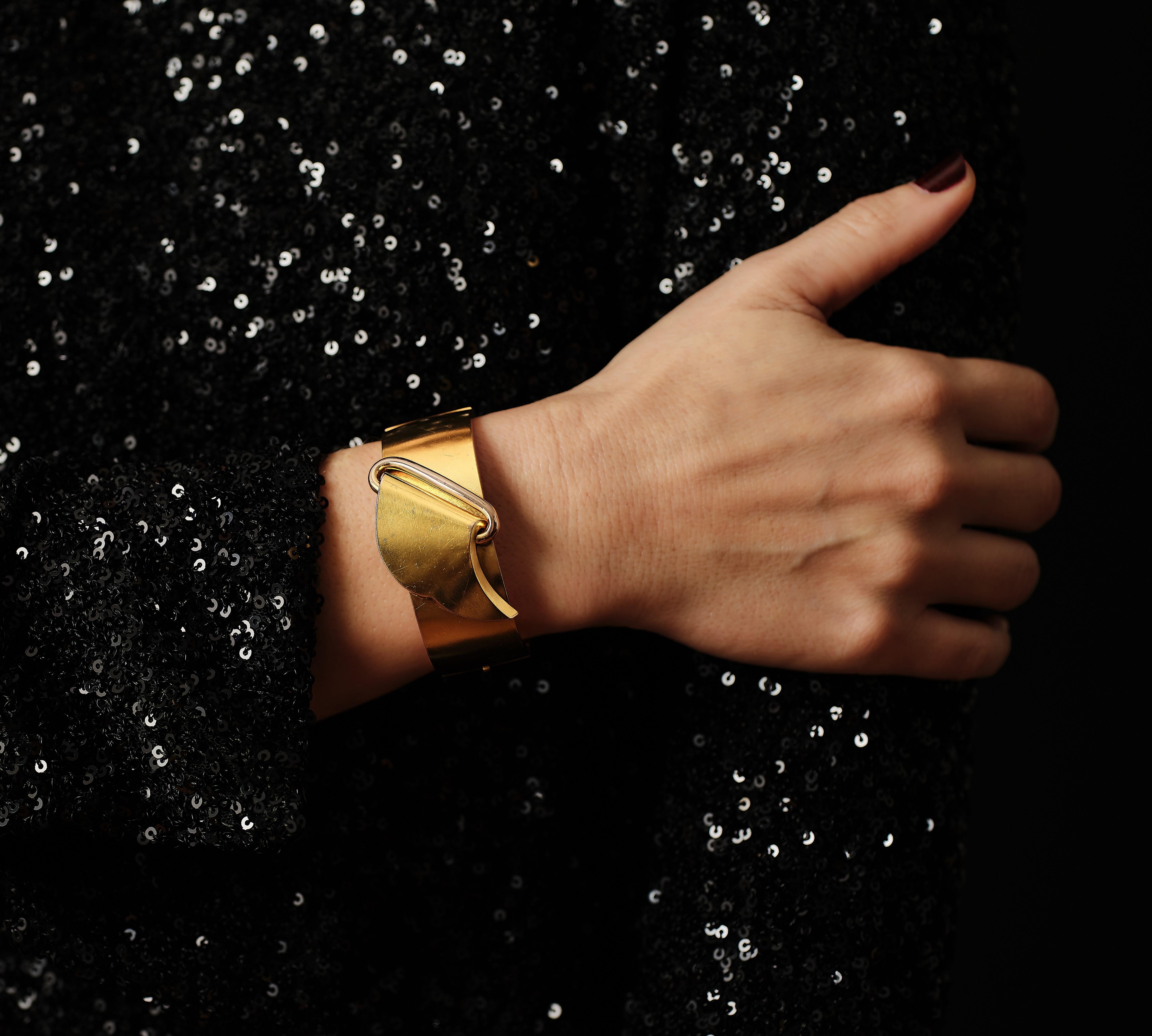 Apogée victorien Bracelet jonc victorien suédois du 19e siècle stylisé comme une boucle de ceinture. en vente