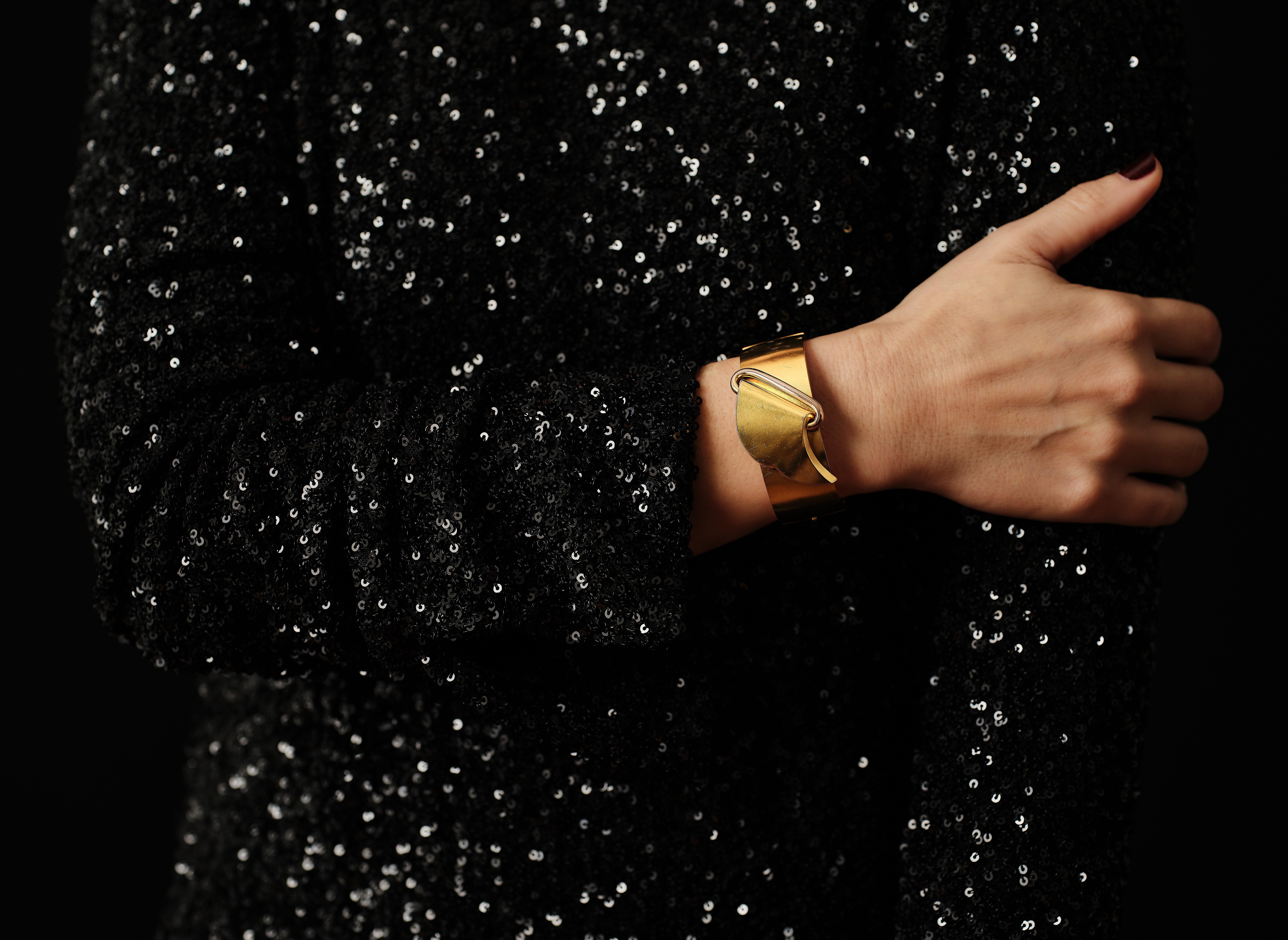 Bracelet jonc victorien suédois du 19e siècle stylisé comme une boucle de ceinture. Bon état - En vente à Malmö, Skåne län