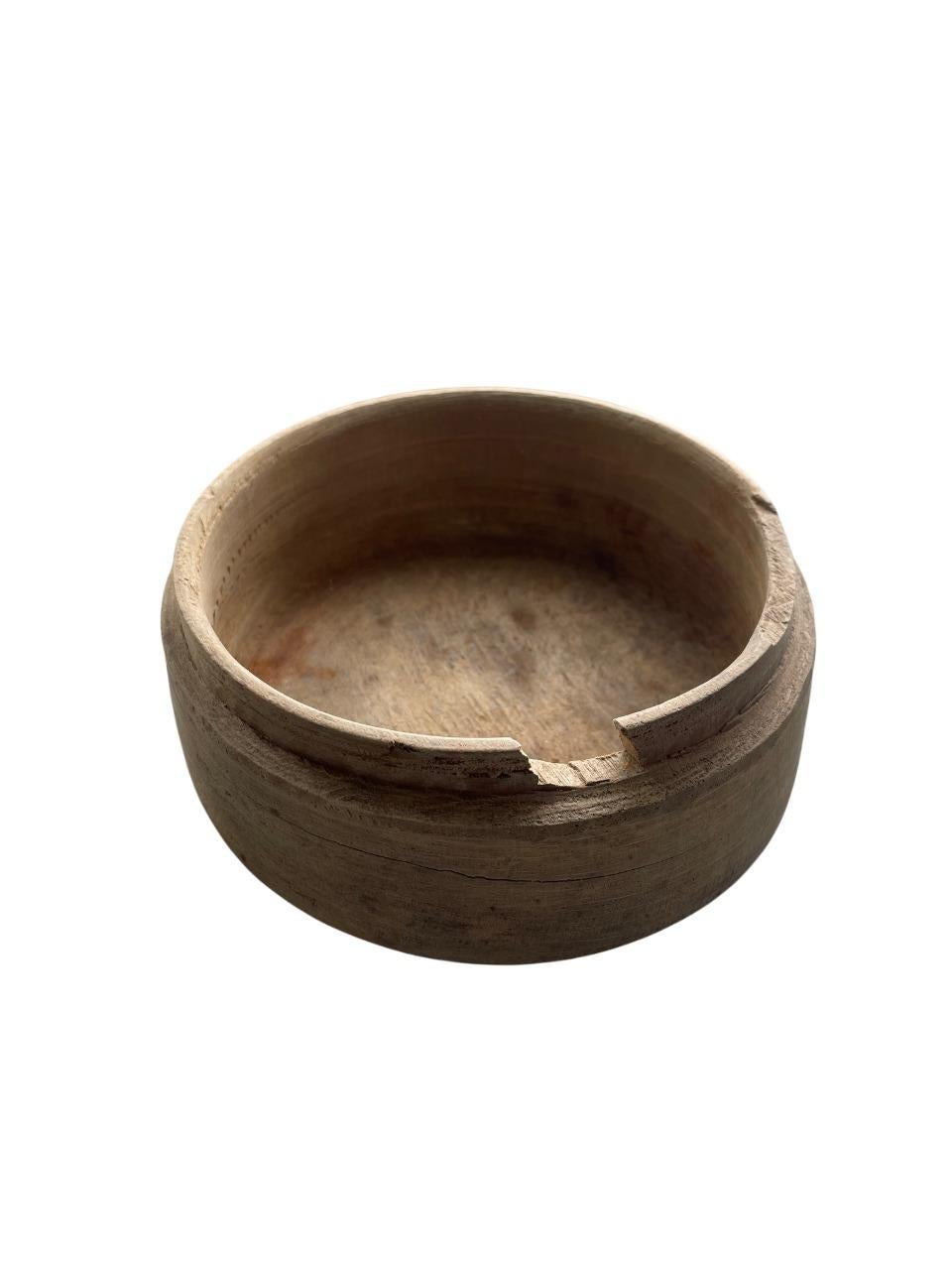 19th Century Swedish Wabi-Sabi Oak Lidded Box with Hand-Carved Patina In Good Condition For Sale In Stockholm, SE