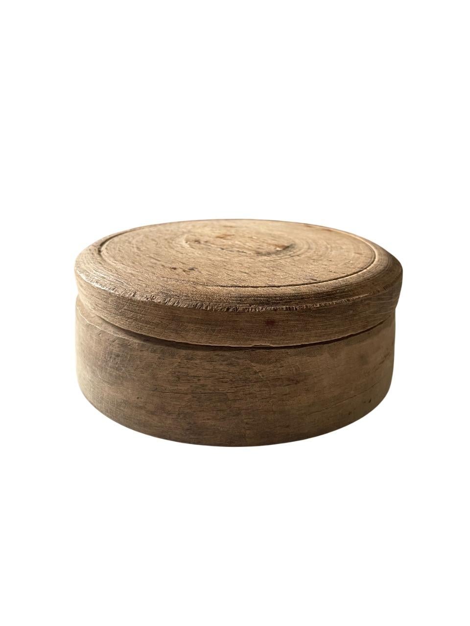 19th Century Swedish Wabi-Sabi Oak Lidded Box with Hand-Carved Patina For Sale 4