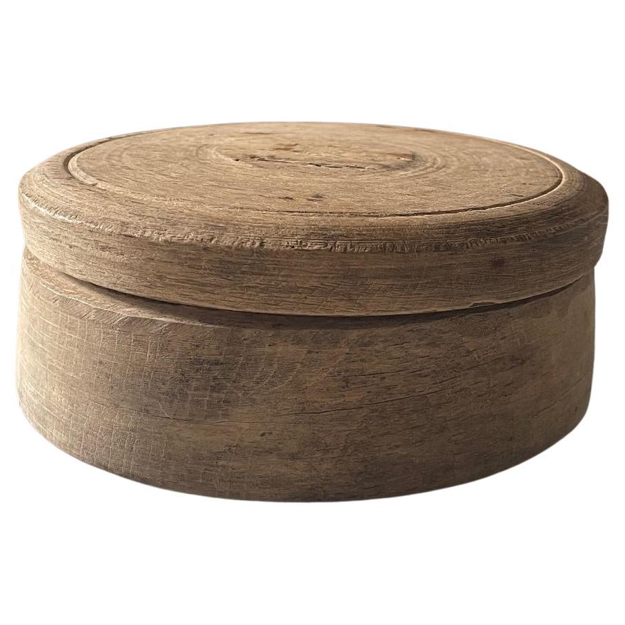 Scatola svedese Wabi-Sabi del XIX secolo con coperchio in Oak e patina intagliata a mano