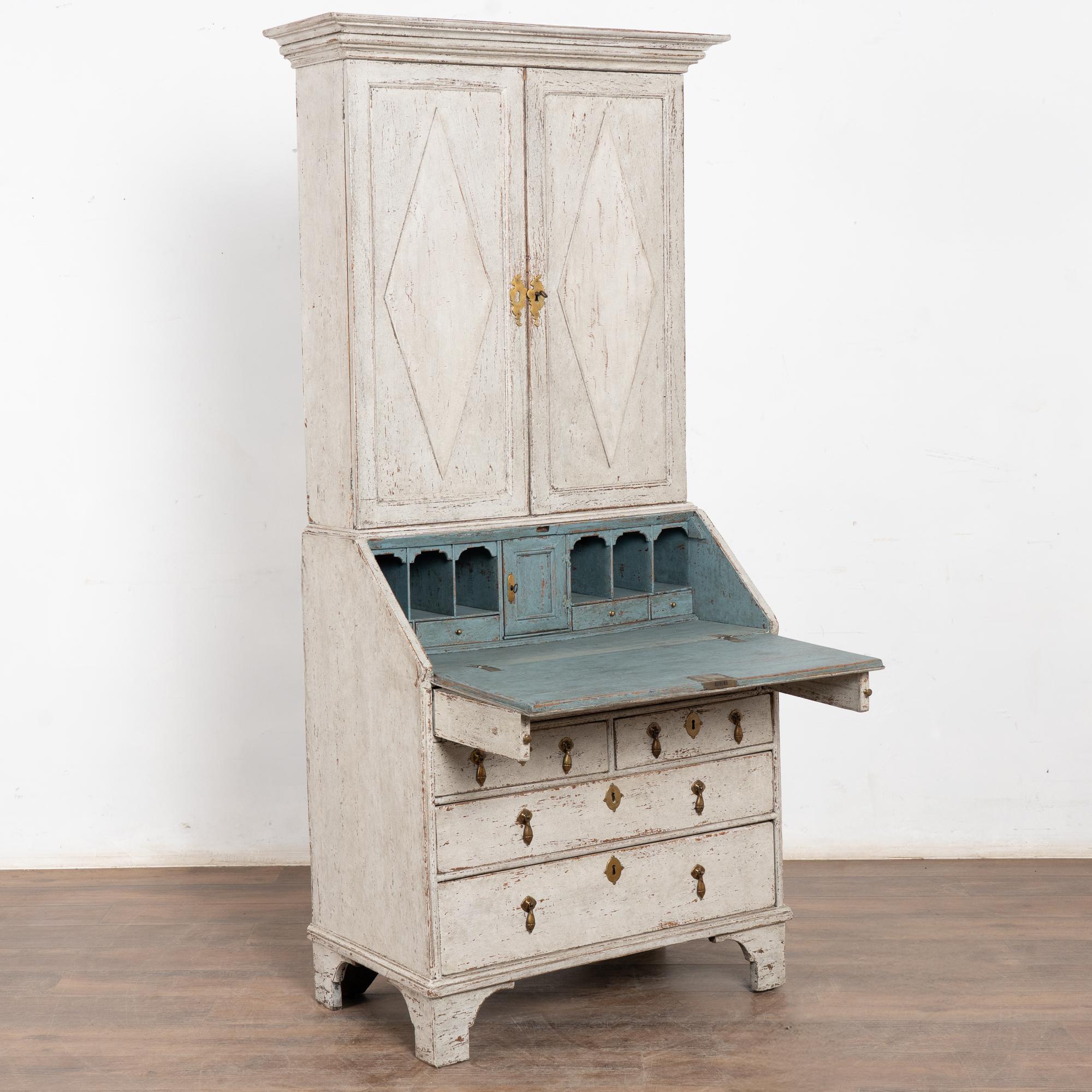 Segretaria in quercia svedese gustaviana del XIX secolo con una nuova finitura a strati applicata professionalmente in bianco antico e sfumature di grigio tenue. Una leggera affilatura completa gli eleganti dettagli intagliati e i tiranti a goccia