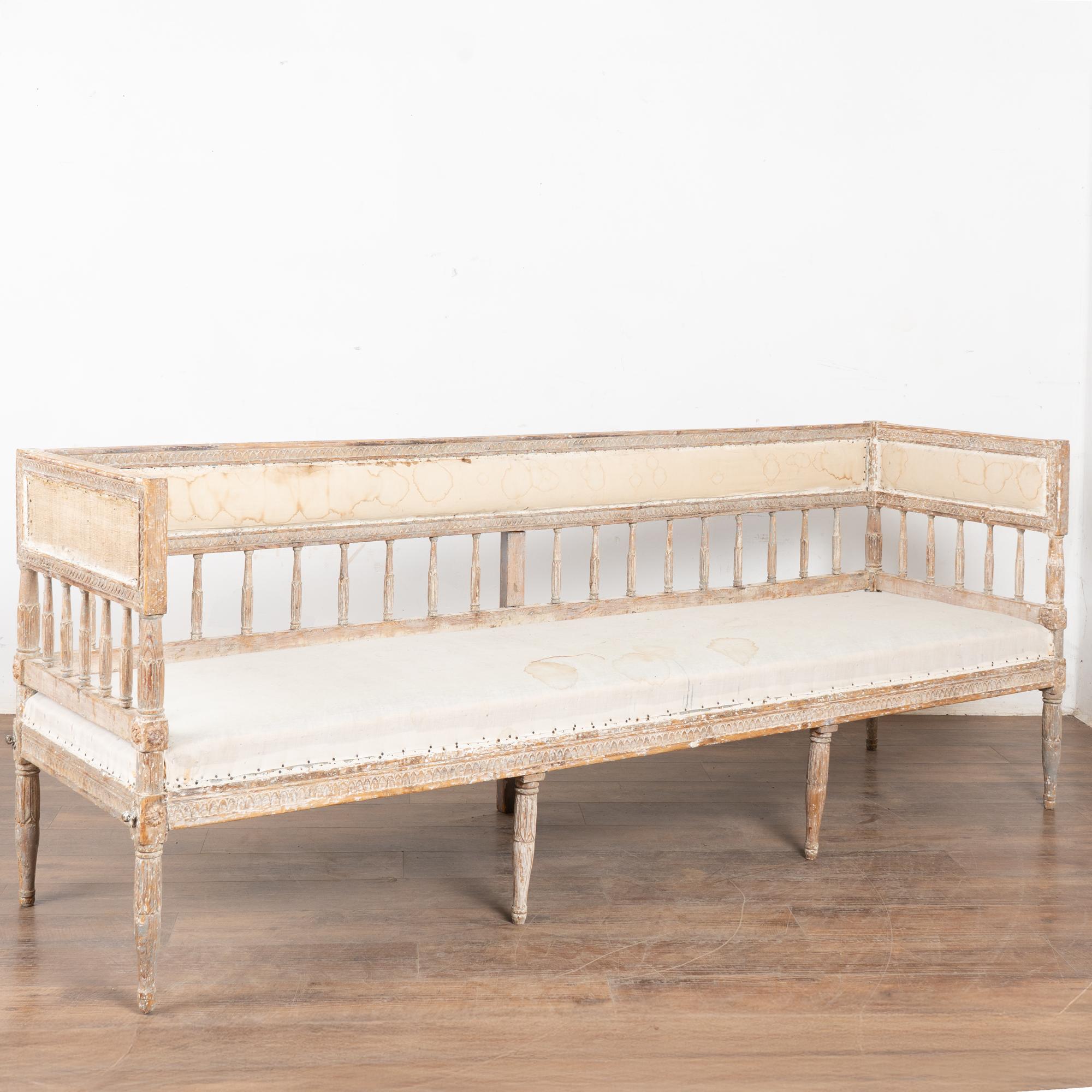 Ce joli banc est un merveilleux exemple de l'artisanat suédois gustavien, avec ses fuseaux et ses pieds tournés, et ses sculptures en forme d'œuf et de fléchette.
La finition peinte en blanc antique a été grattée, révélant le pin naturel en dessous,