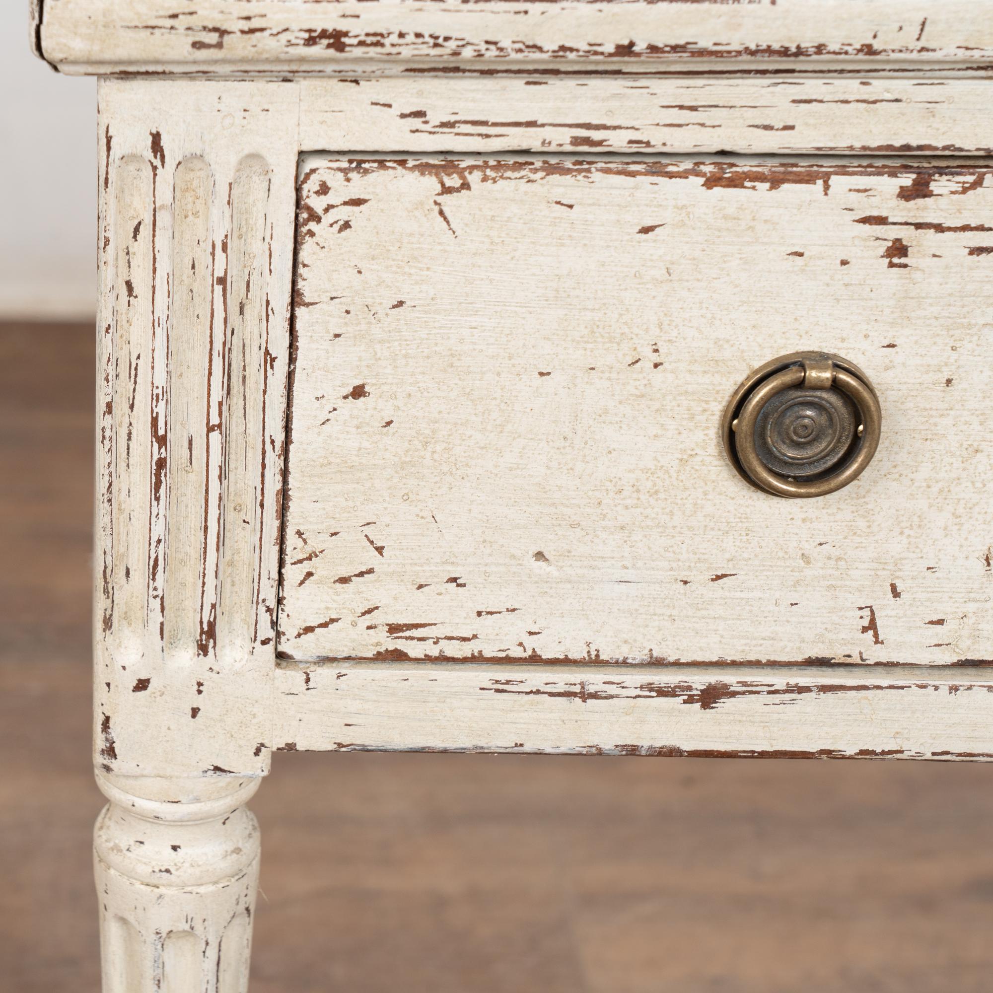 Siglo XIX Mesa auxiliar sueca blanca de estilo Gustaviano con cajón en venta 4