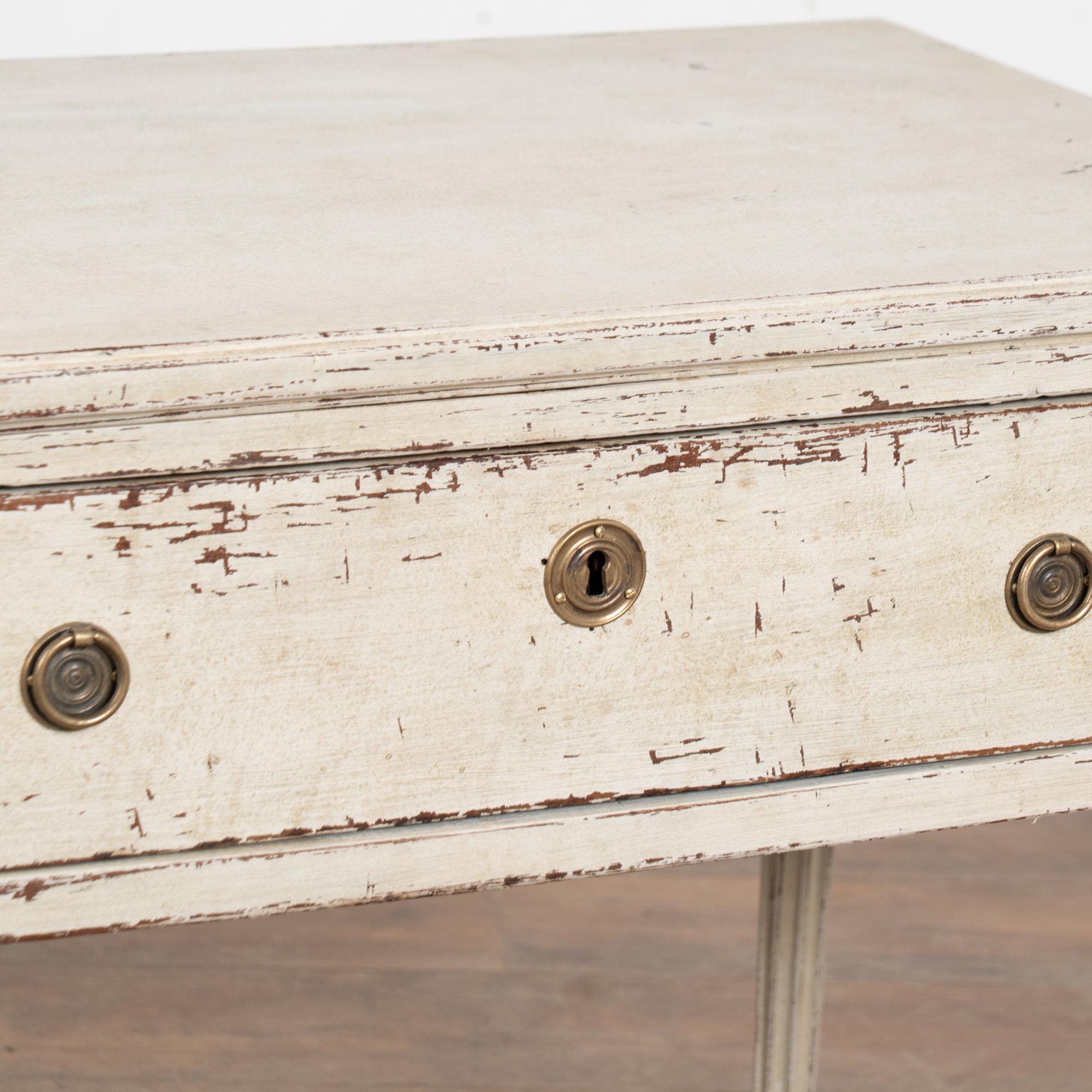 Siglo XIX Mesa auxiliar sueca blanca de estilo Gustaviano con cajón en venta 5