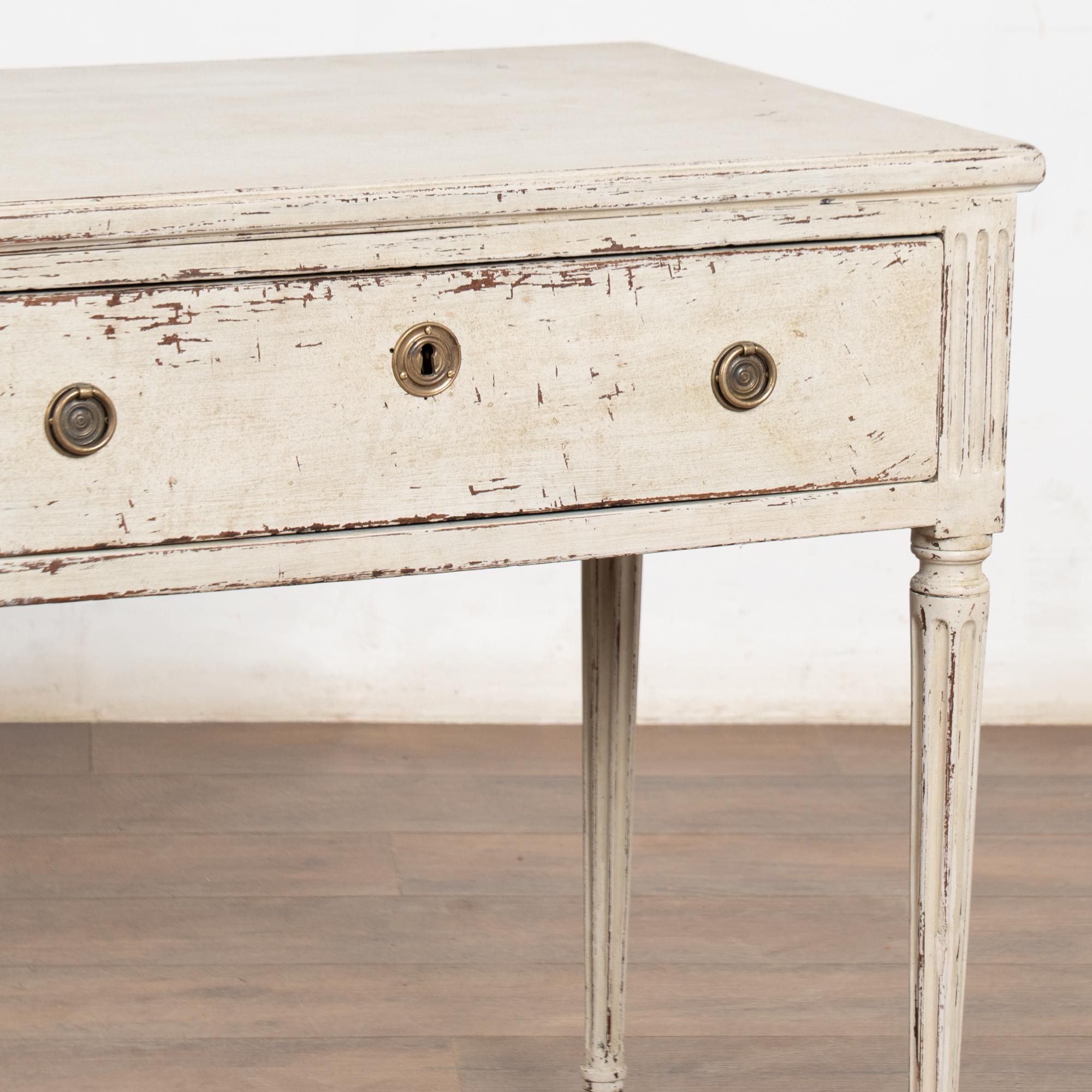 Siglo XIX Mesa auxiliar sueca blanca de estilo Gustaviano con cajón en venta 6