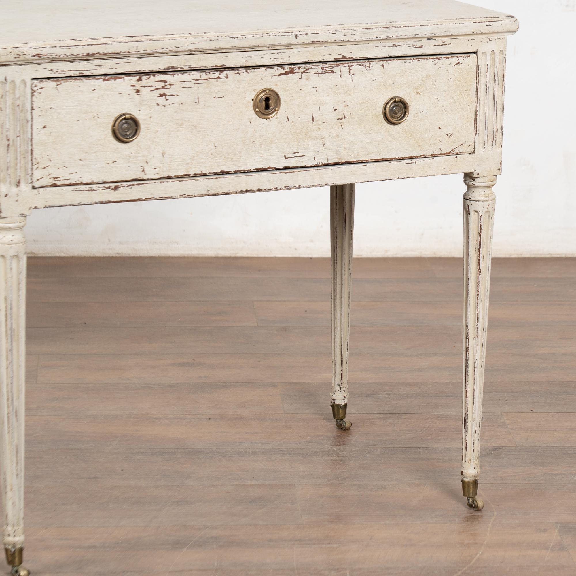 Siglo XIX Mesa auxiliar sueca blanca de estilo Gustaviano con cajón en venta 7