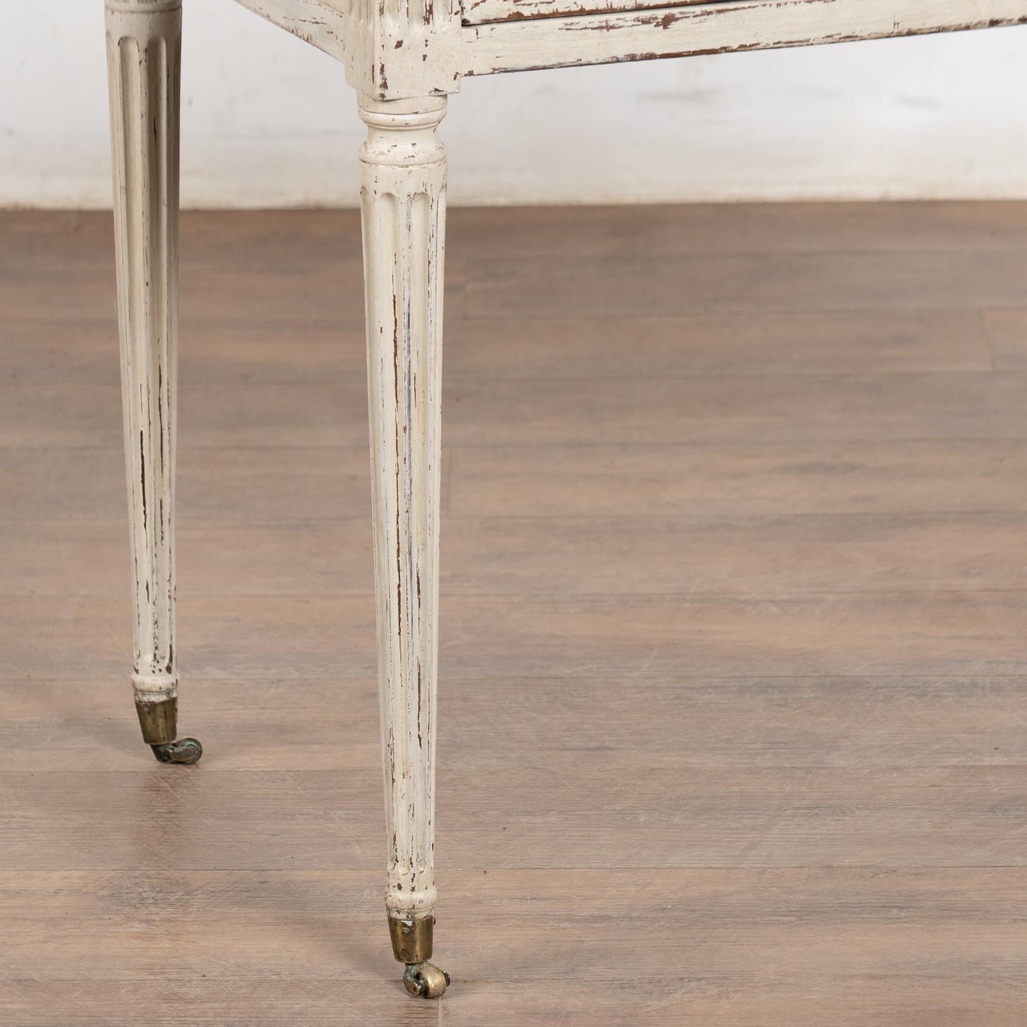 Siglo XIX Mesa auxiliar sueca blanca de estilo Gustaviano con cajón en venta 8