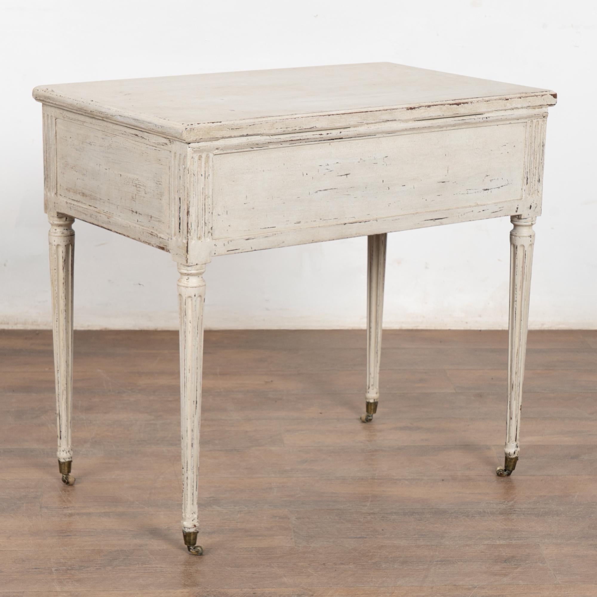 Siglo XIX Mesa auxiliar sueca blanca de estilo Gustaviano con cajón en venta 10
