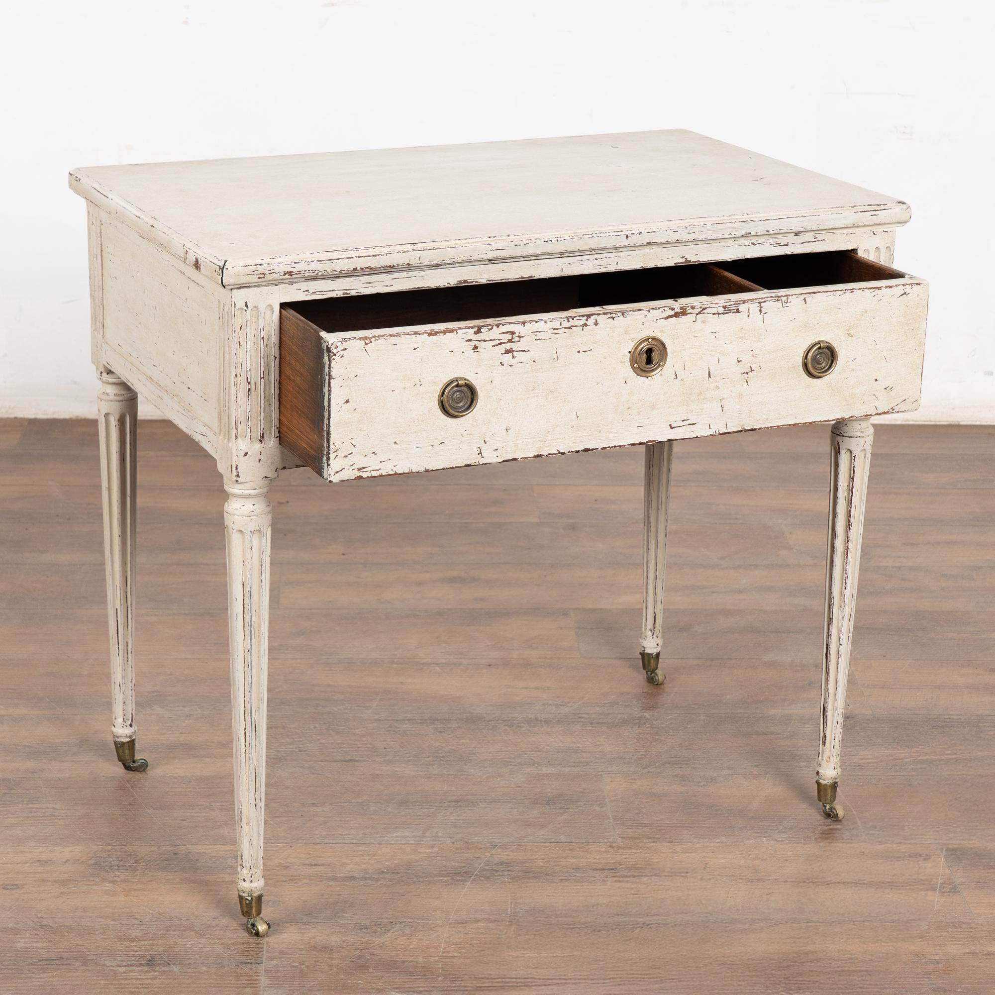 Siglo XIX Mesa auxiliar sueca blanca de estilo Gustaviano con cajón Sueco en venta