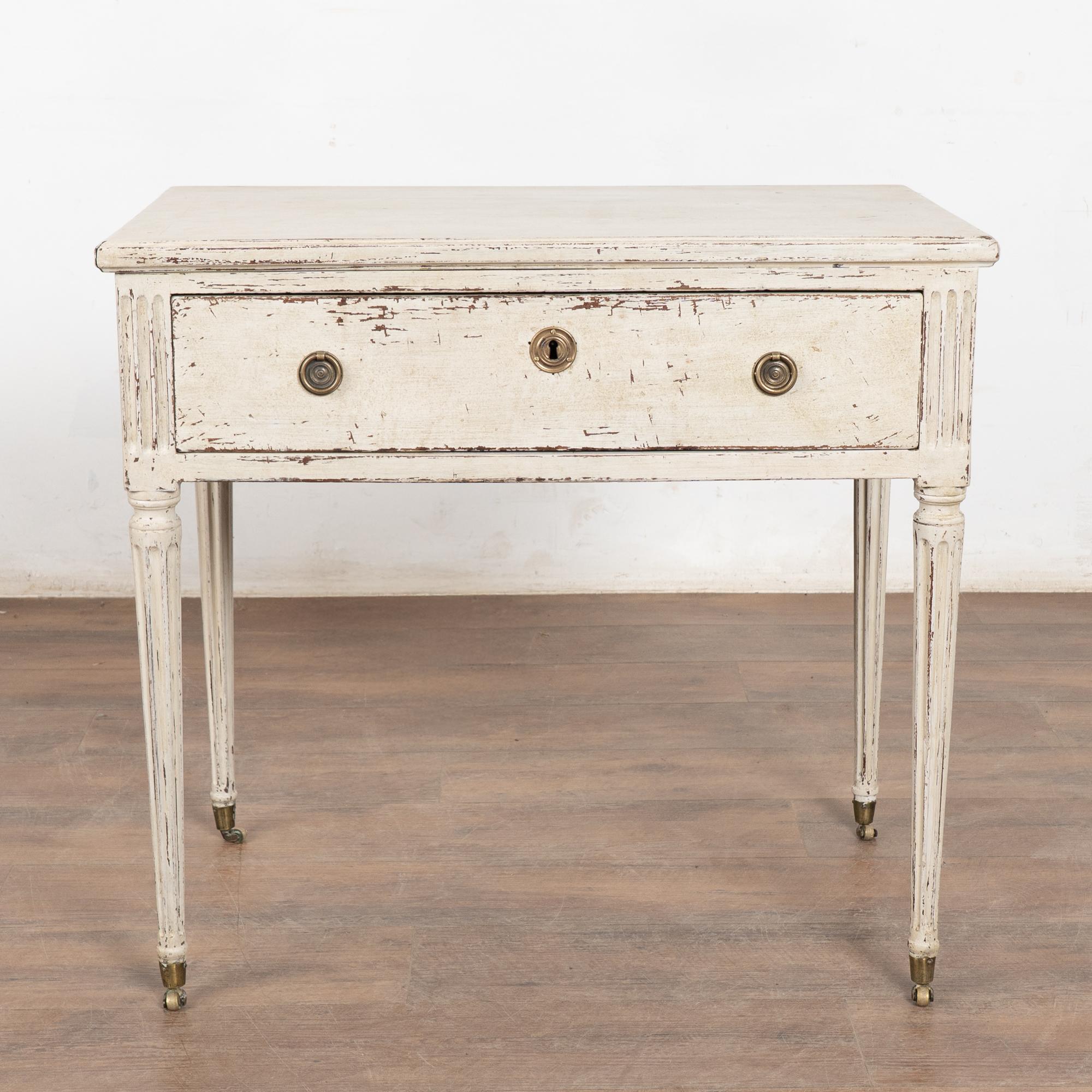 Siglo XIX Mesa auxiliar sueca blanca de estilo Gustaviano con cajón en Bueno estado para la venta en Round Top, TX
