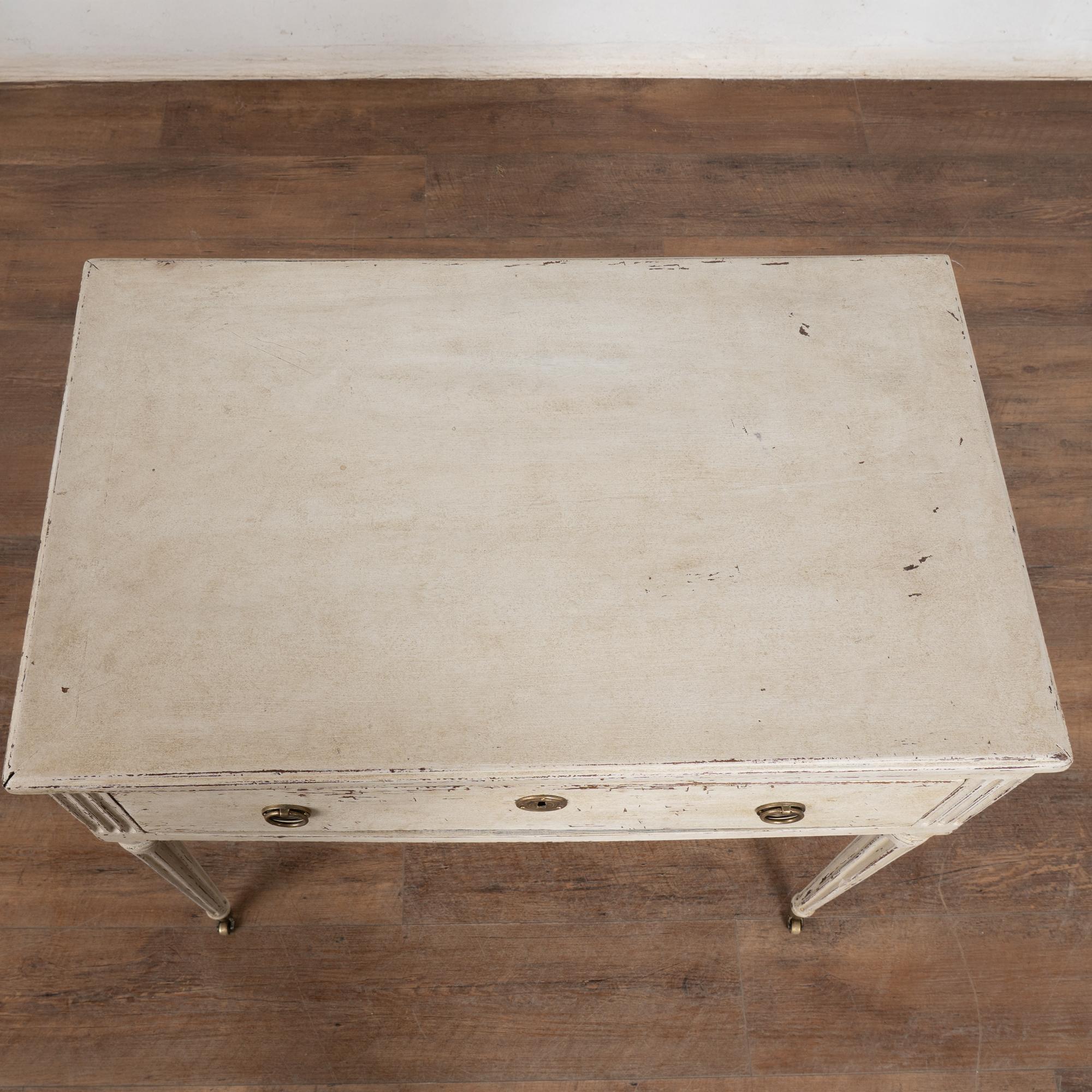 Siglo XIX Mesa auxiliar sueca blanca de estilo Gustaviano con cajón siglo XIX en venta