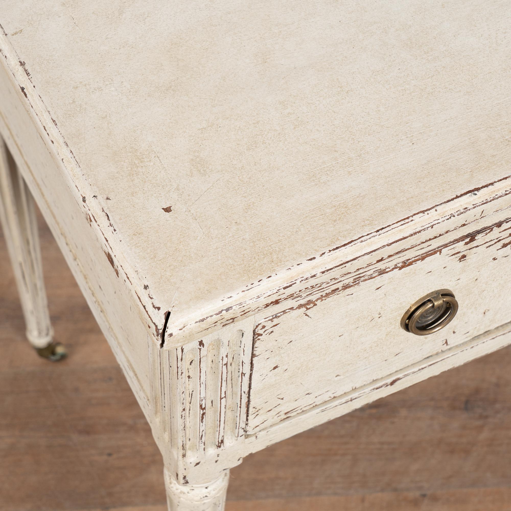 Siglo XIX Mesa auxiliar sueca blanca de estilo Gustaviano con cajón Madera en venta