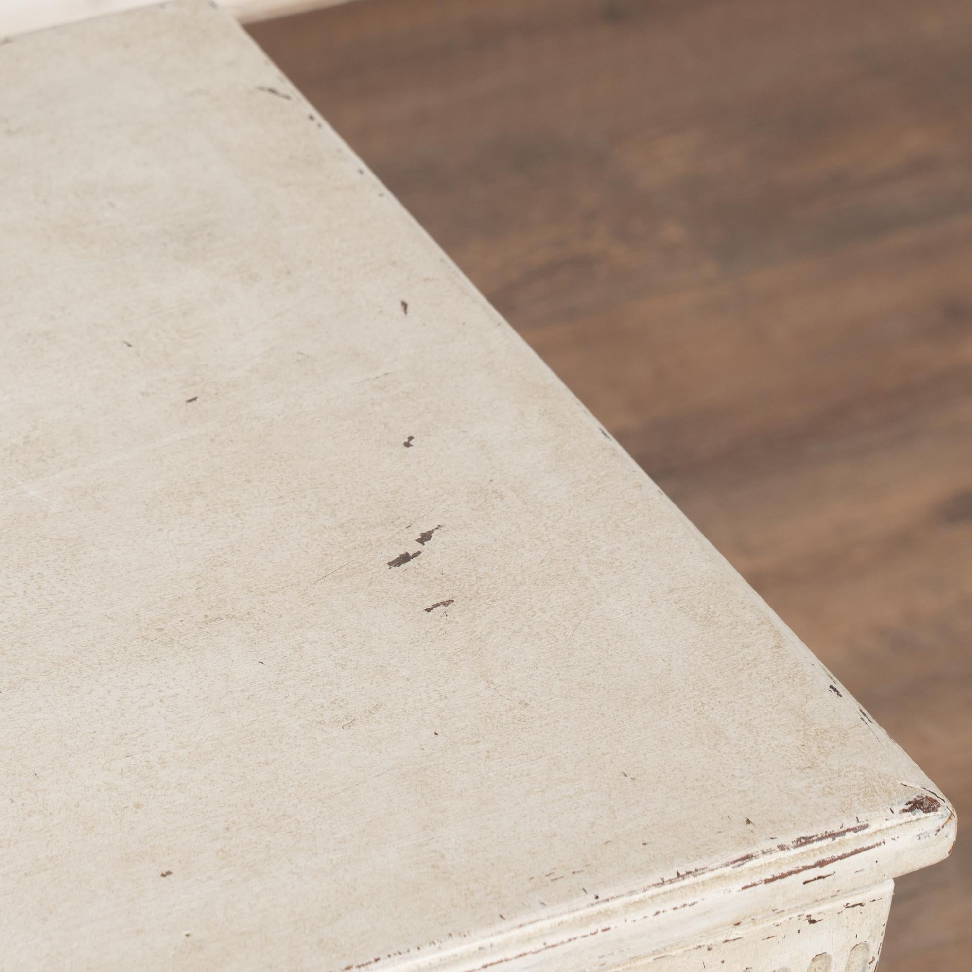 Siglo XIX Mesa auxiliar sueca blanca de estilo Gustaviano con cajón en venta 1