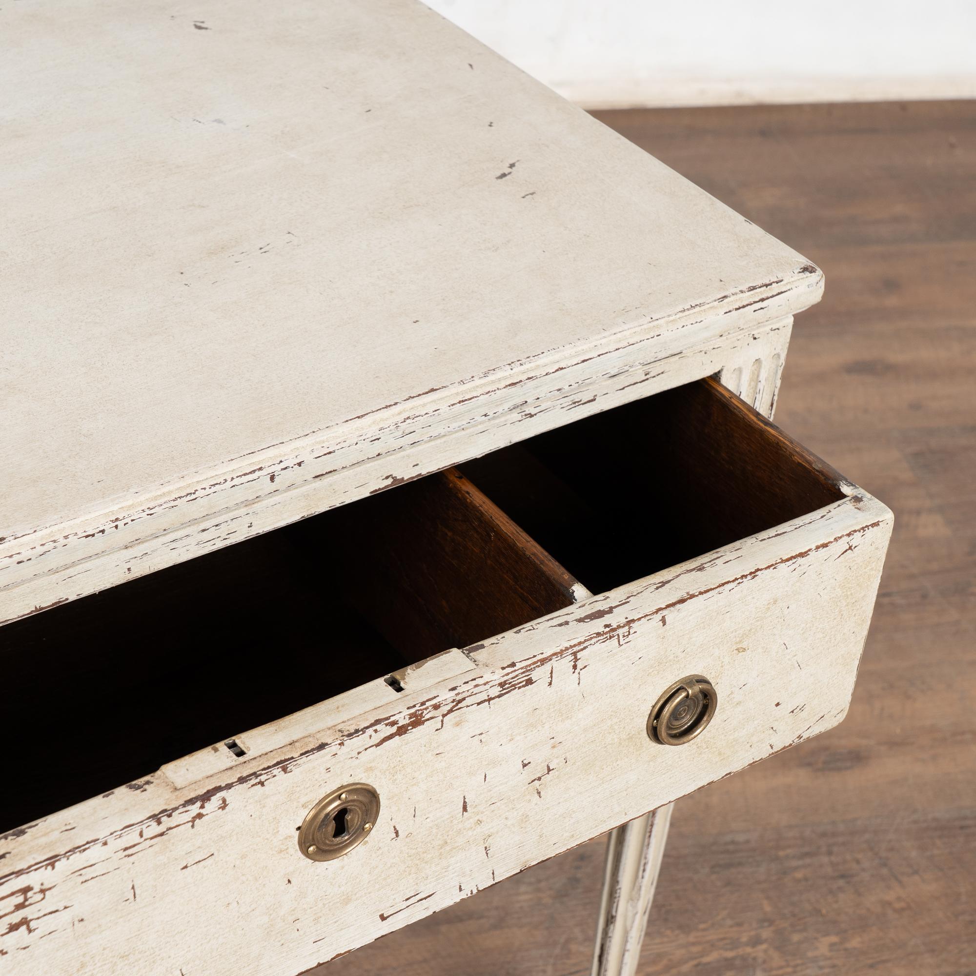 Siglo XIX Mesa auxiliar sueca blanca de estilo Gustaviano con cajón en venta 2