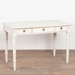 Table d'appoint ou bureau suédois du XIXe siècle, de style gustavien, blanc, à trois tiroirs