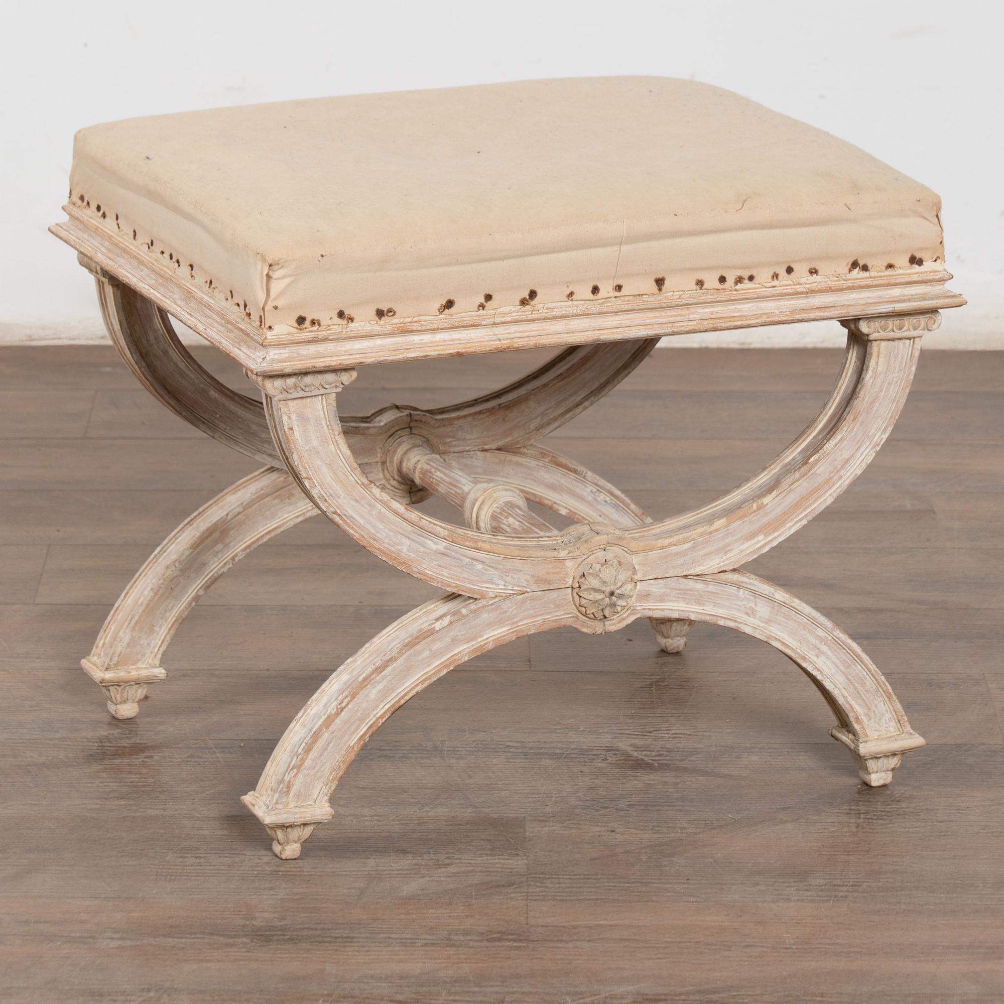 Questo piccolo sgabello o tabouret svedese ha una base a forma di giogo con un medaglione floreale intagliato applicato.
La patina afflitta della finitura verniciata in bianco antico raschiato aggiunge un fascino antico.
Questo piccolo sgabello o